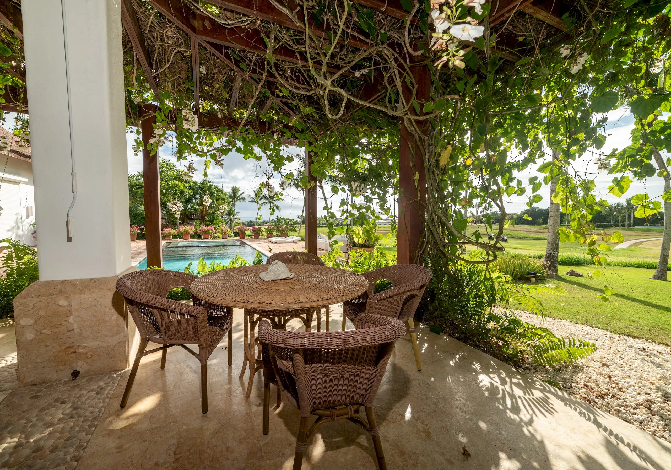 Exquisite Tropical Villa with Invigorating Pool — photograph 5