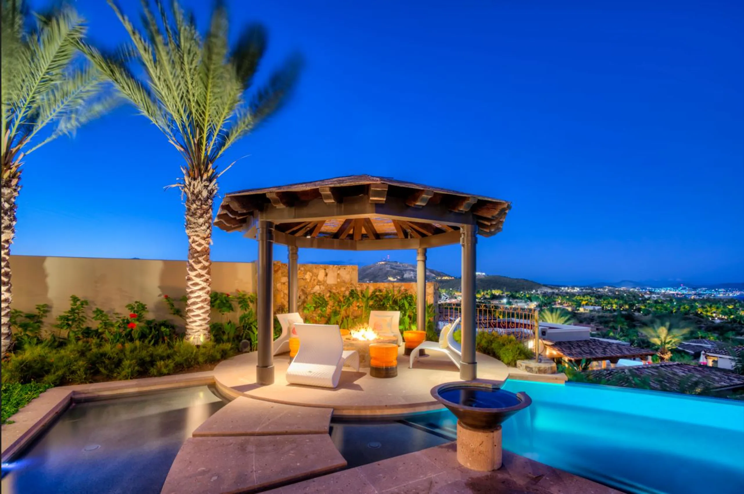 Majestic High-End Villa with Private Infinity Pool, Jacuzzi and Ocean Views — photograph 3