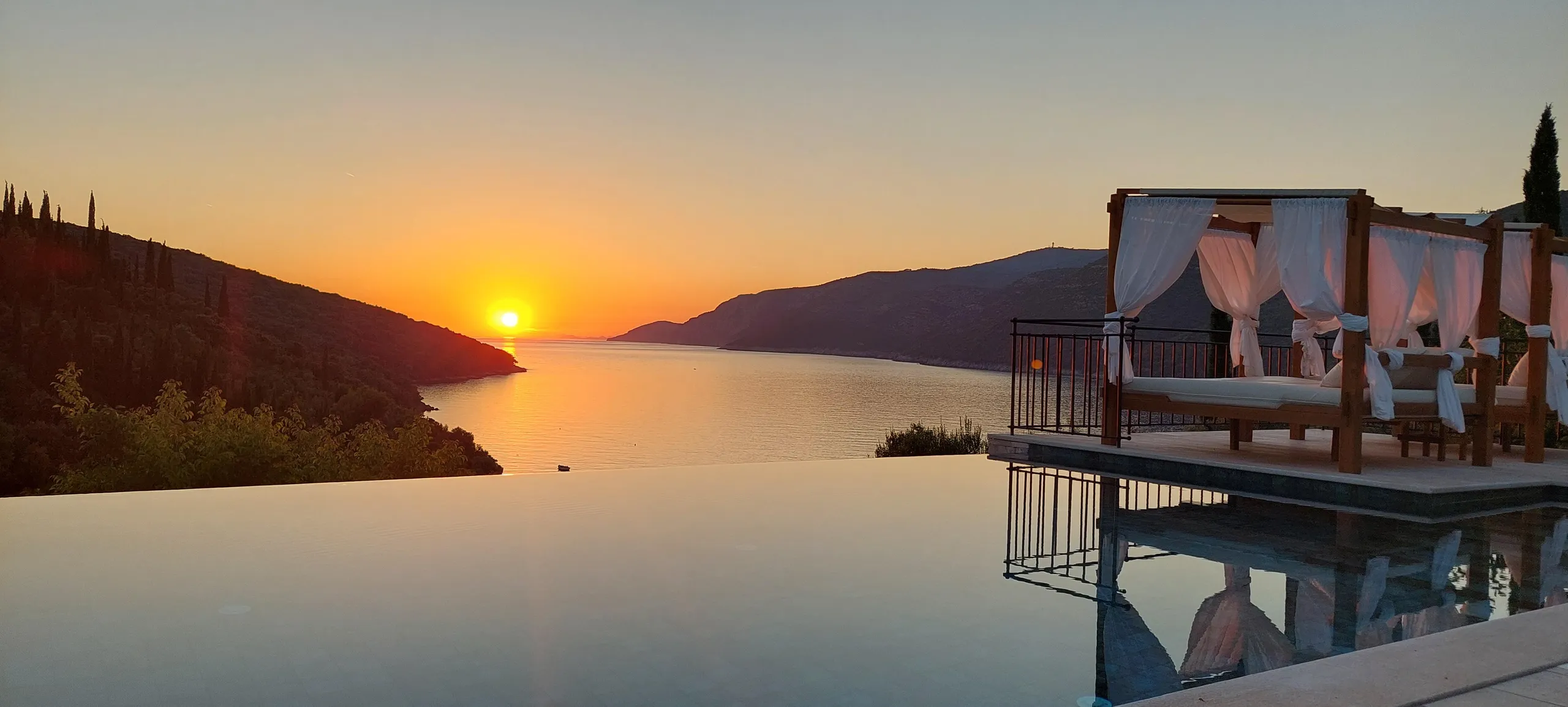 Lavish Rustic Villa with Infinity Pool and Stunning Sea Views — photograph 8