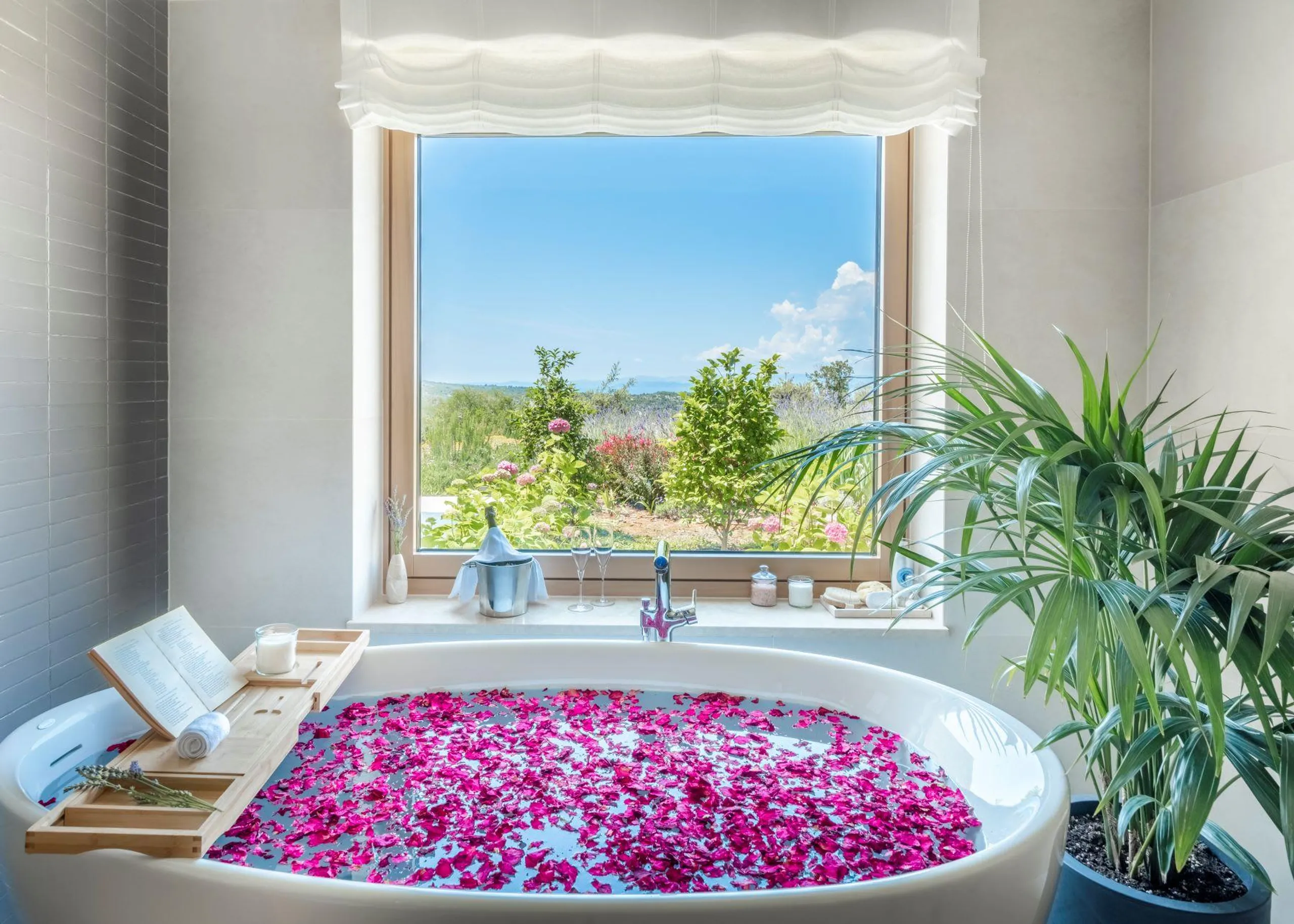 Invigorating Contemporary Villa with Private Pool and Garden View — photograph 10