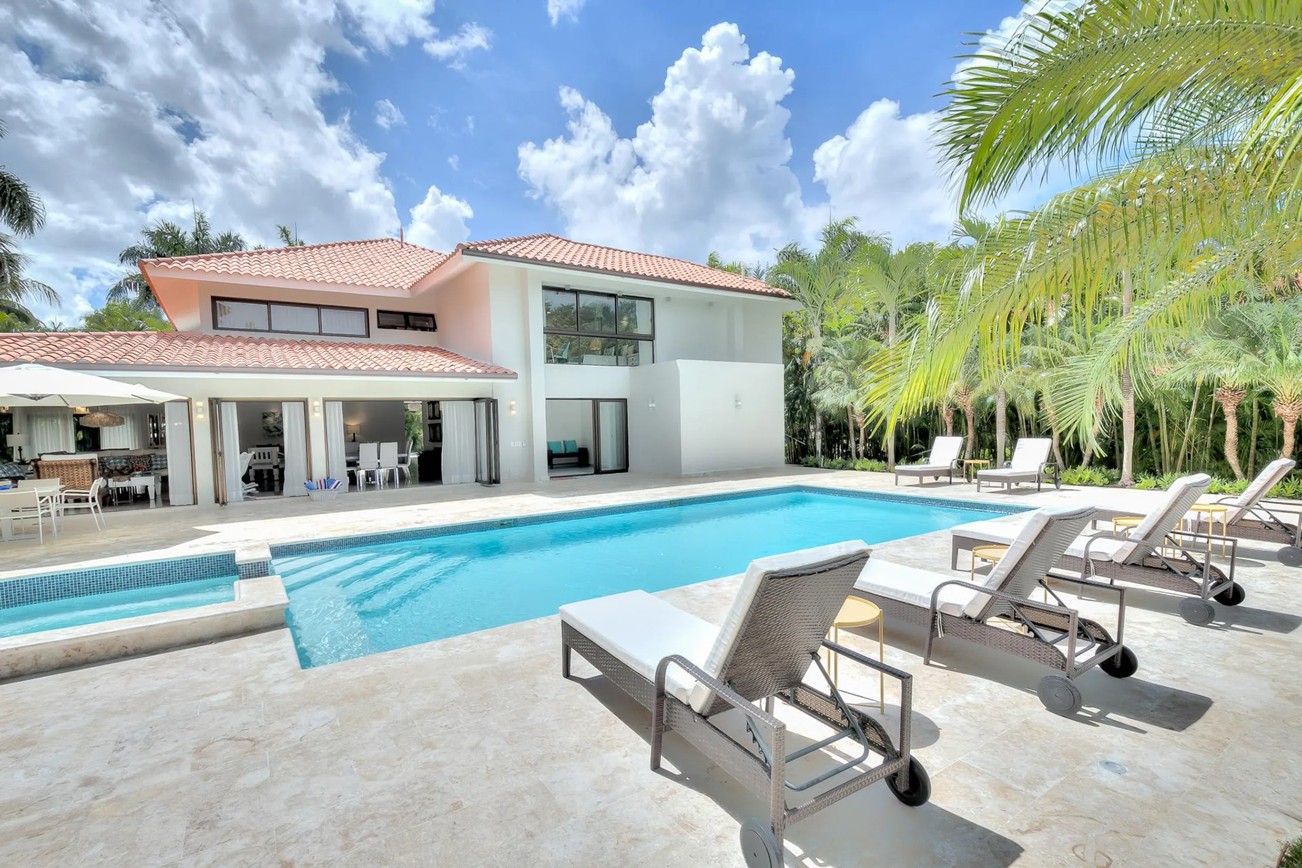 Sophisticated 4BR Villa with Expansive Garden Pool Terrace and Palapa — photograph 2