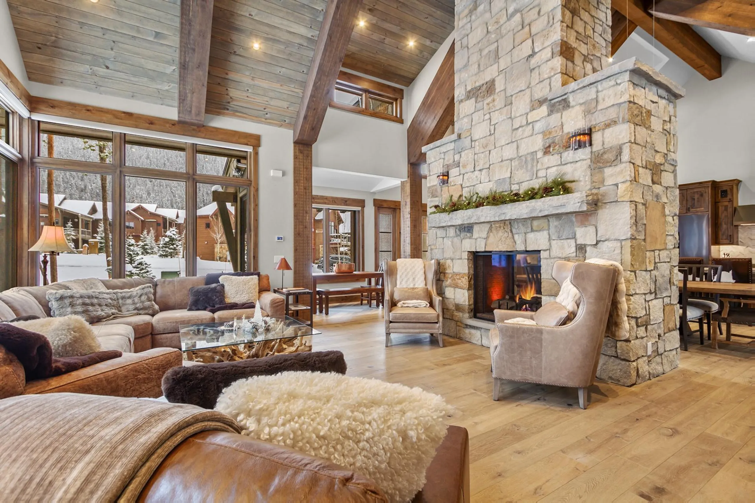 Ultimate Ski-Inspired Villa with Hot Tub, Mountain Views, and Near Ski Slopes — photograph 3
