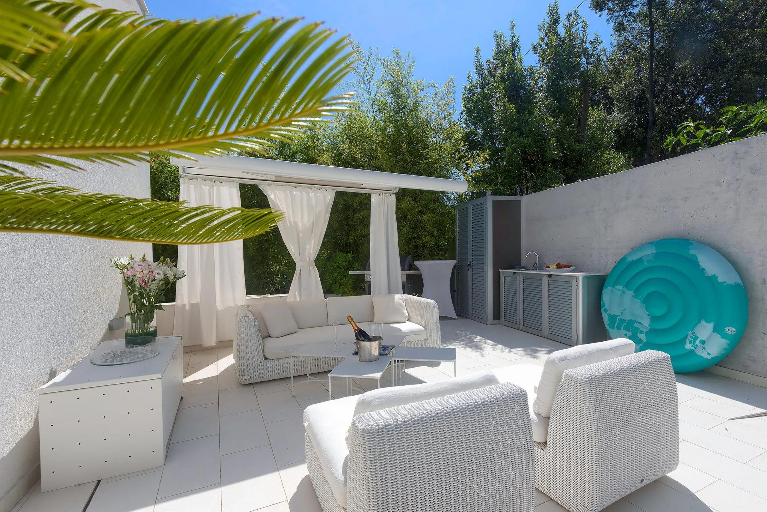 Glorious Contemporary Haven with 4-BR Villa and Tantalizing Heated Infinity Pool — photograph 6
