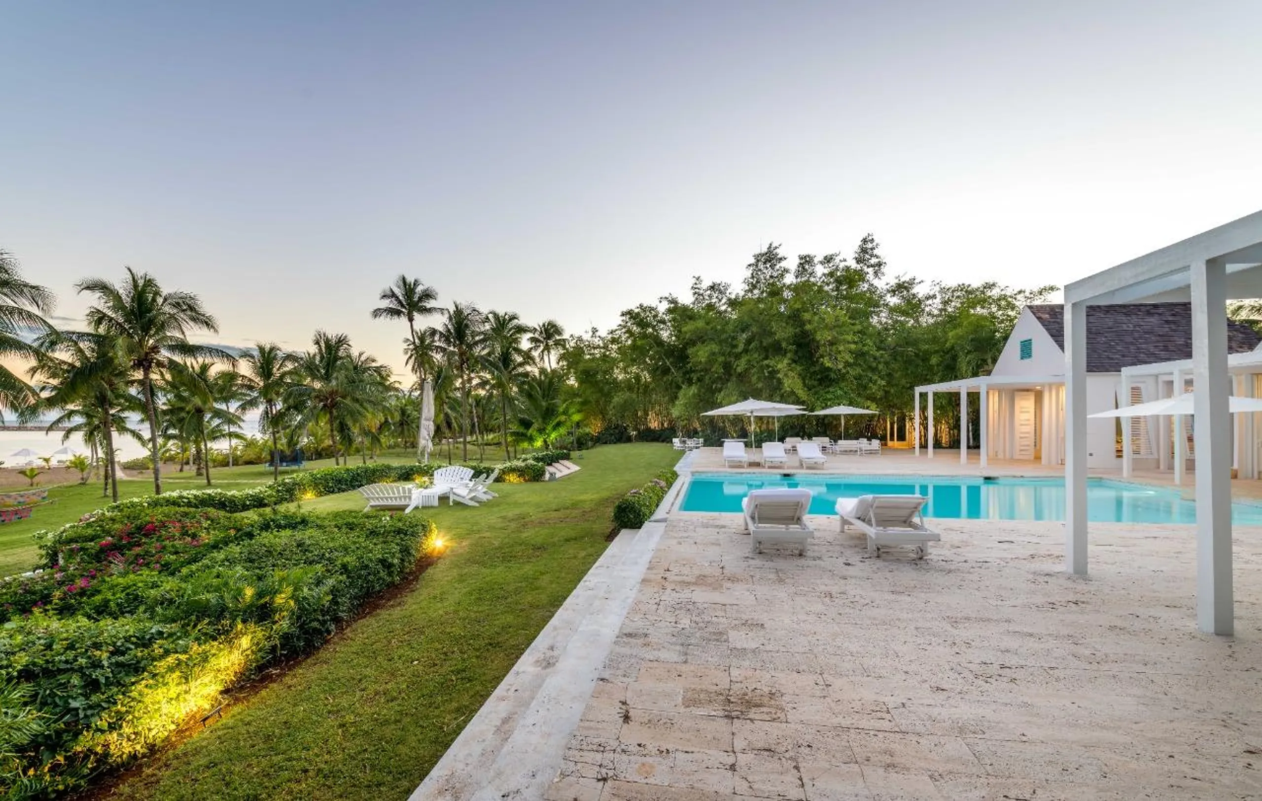 Spectacular Villa with Private Pool, Garden and Unobstructed Ocean Views — photograph 2