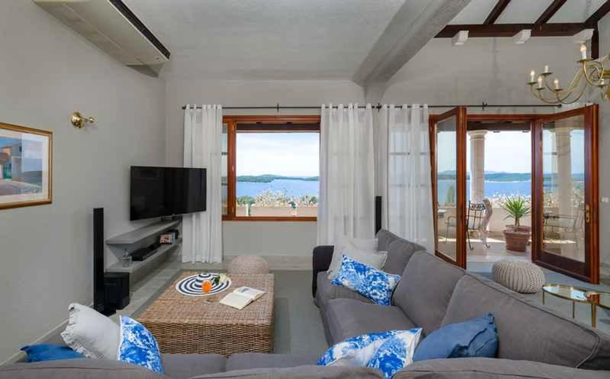 Majestic Hvar Villa with Stunning Panoramic View — photograph 8