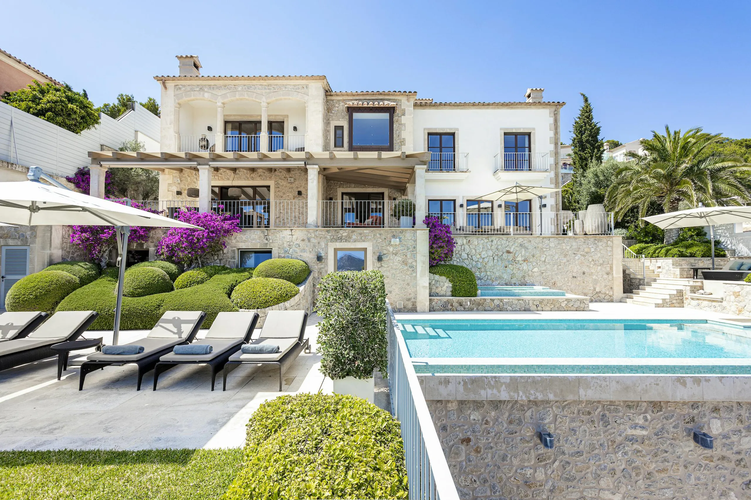 Abundant Oceanview Villa with Fireplace, Infinity Pool, and Fitness Room — photograph 3