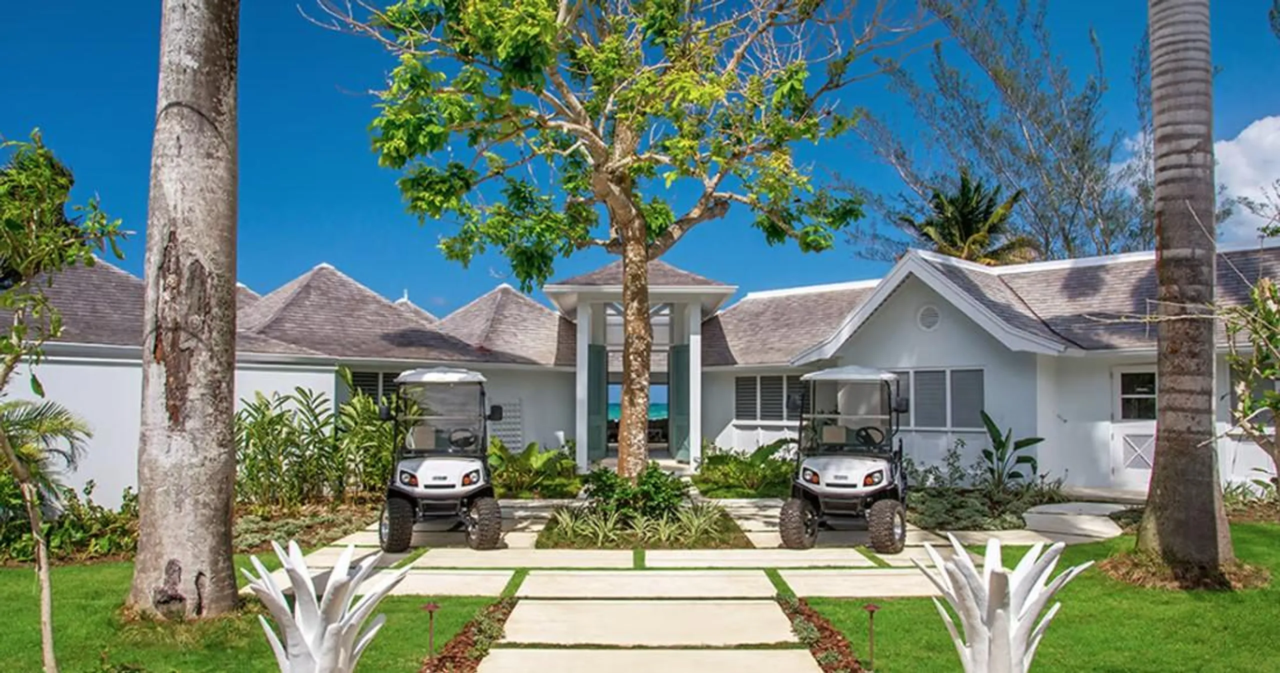 Chic Seafront Retreat in Sandy Bay with Private Pool and Panoramic Ocean Views — photograph 12