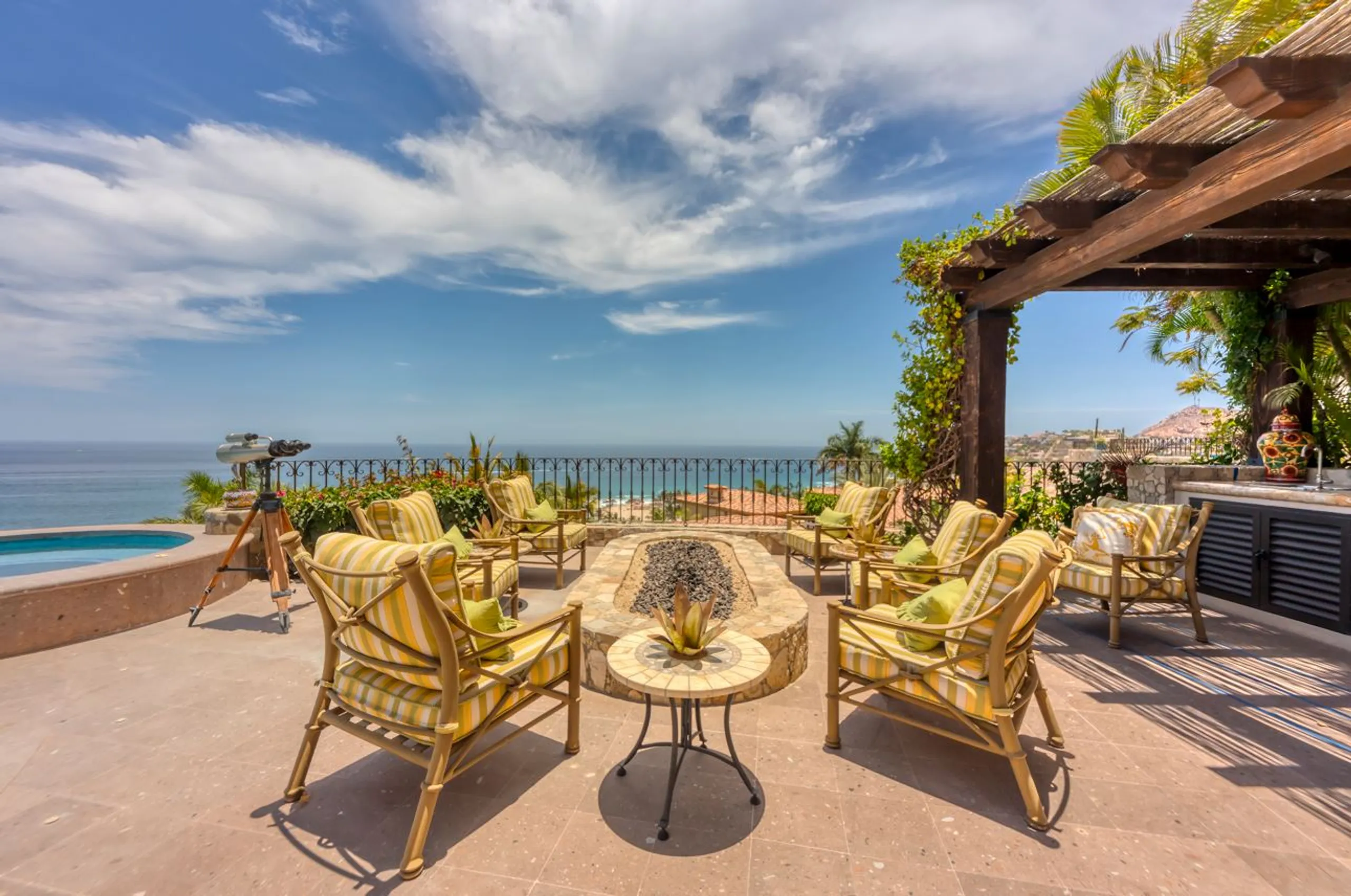 Glorious Spanish Style Villa with Private Infinity Pool, Golf Access and Panoramic Views — photograph 9