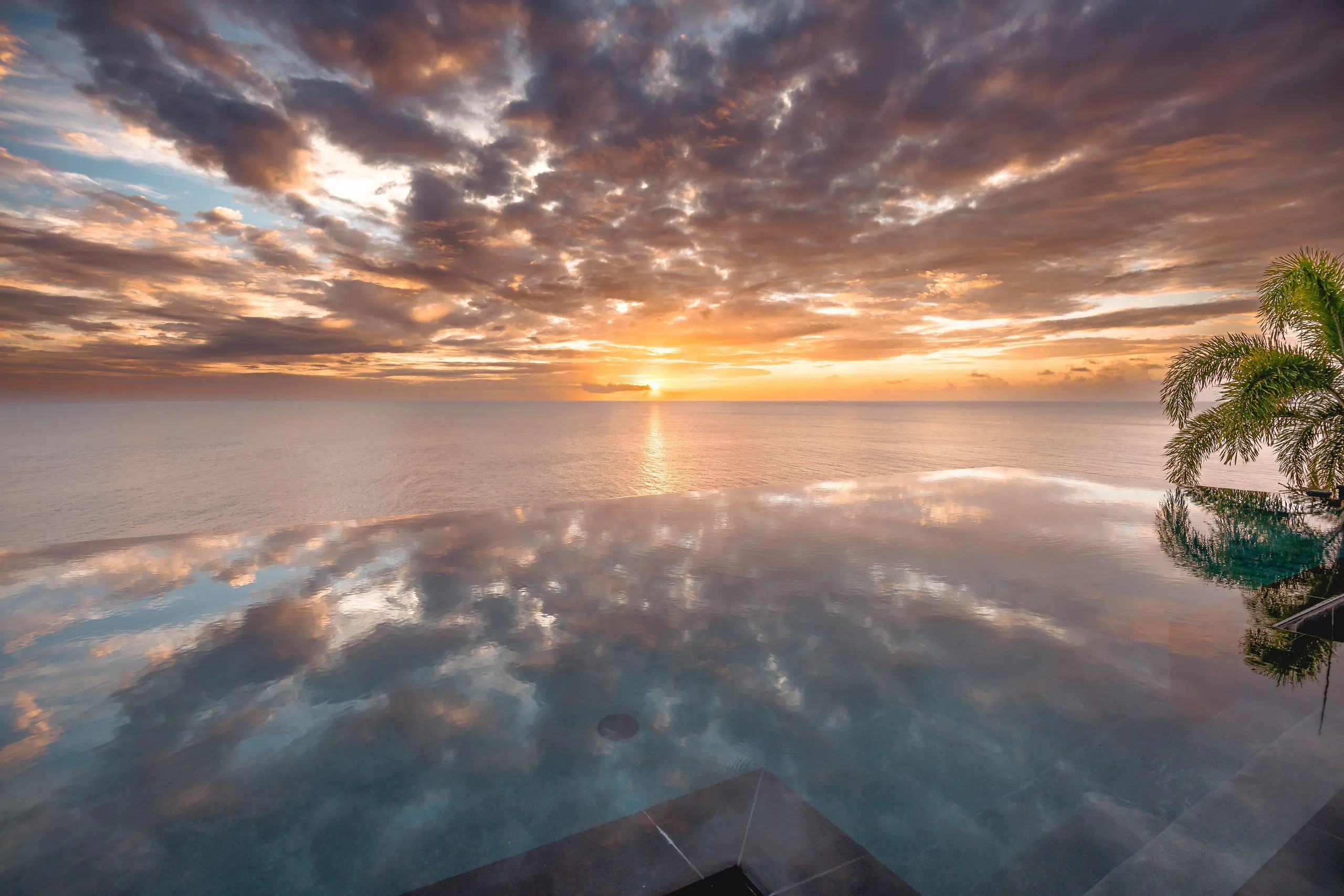Magnificent Oceanfront 5-Bedroom Villa with with Infinity Pool, Private Garden and Sunset Views — photograph 4