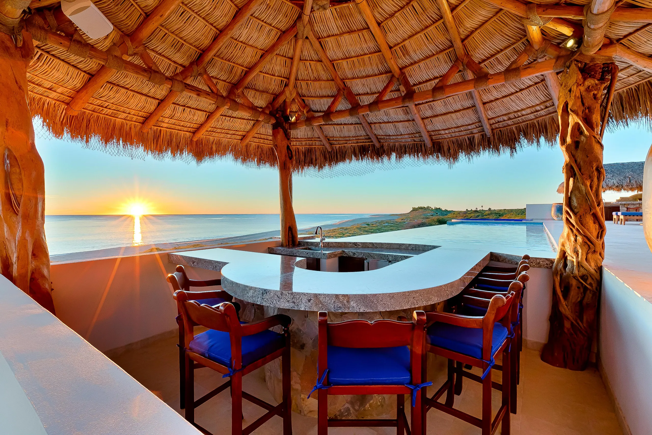 Stunning Los Frailes Villa with Invigorating Pool and Walks to Beach — photograph 11