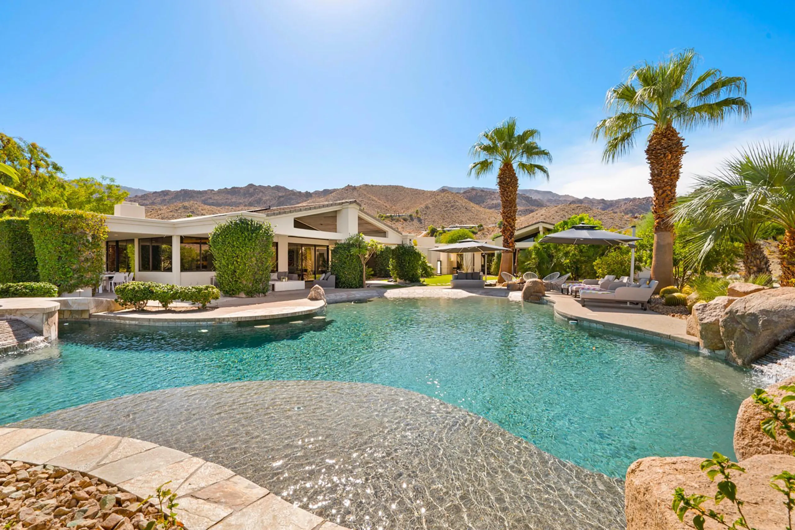 Incredible Paradise Estate with Private Golf, Pool, and Wet Bar — photograph 10