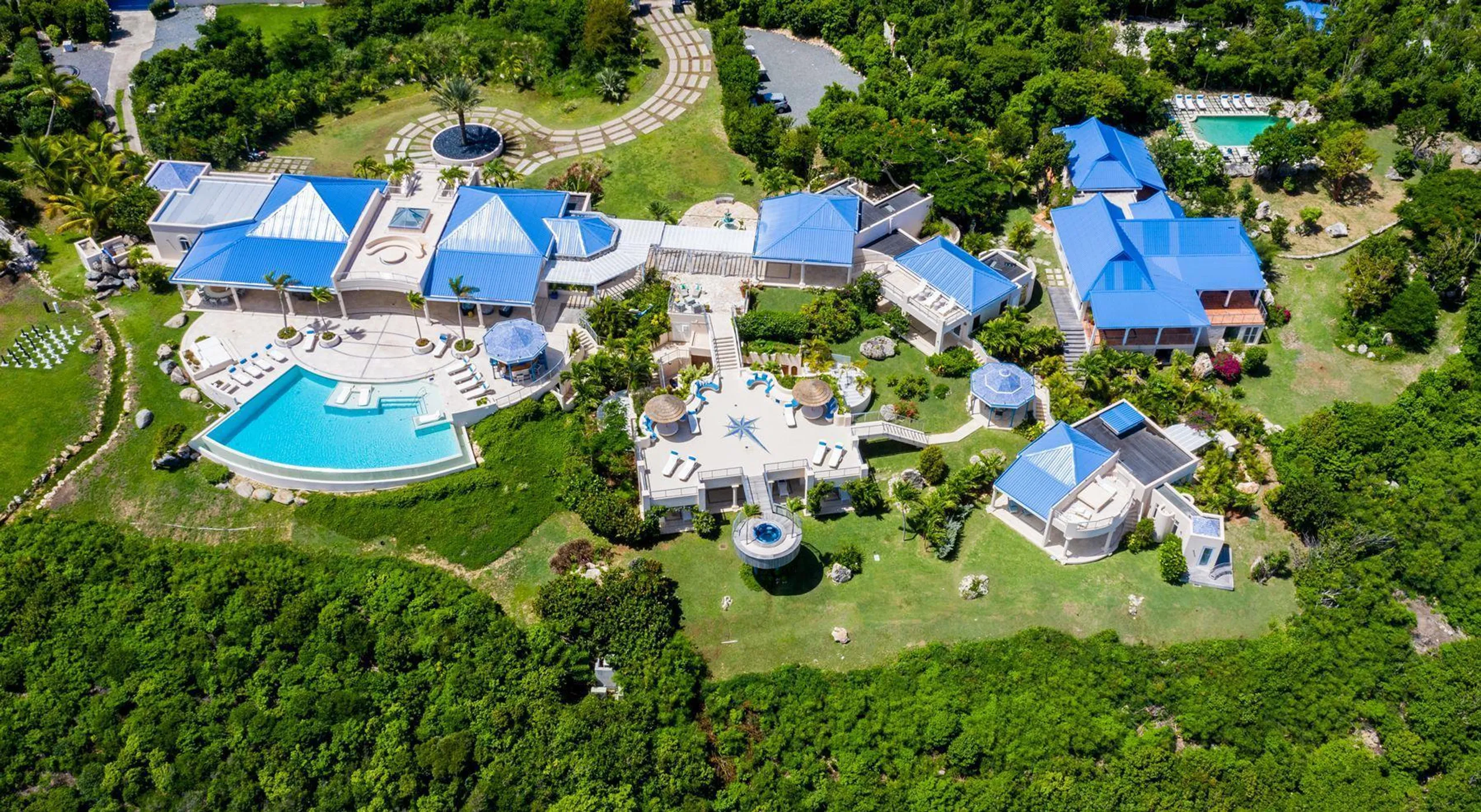 Majestic Clifftop Luxury Estate with Infinity Pool and Breathtaking Ocean Views, Terres Basses