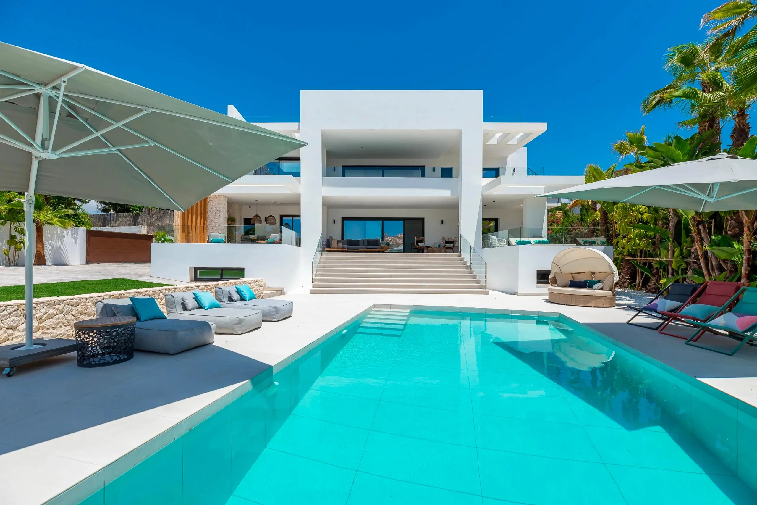 Contemporary Modern Estate with Private Pool and Breathtaking Panoramic Views — photograph 2
