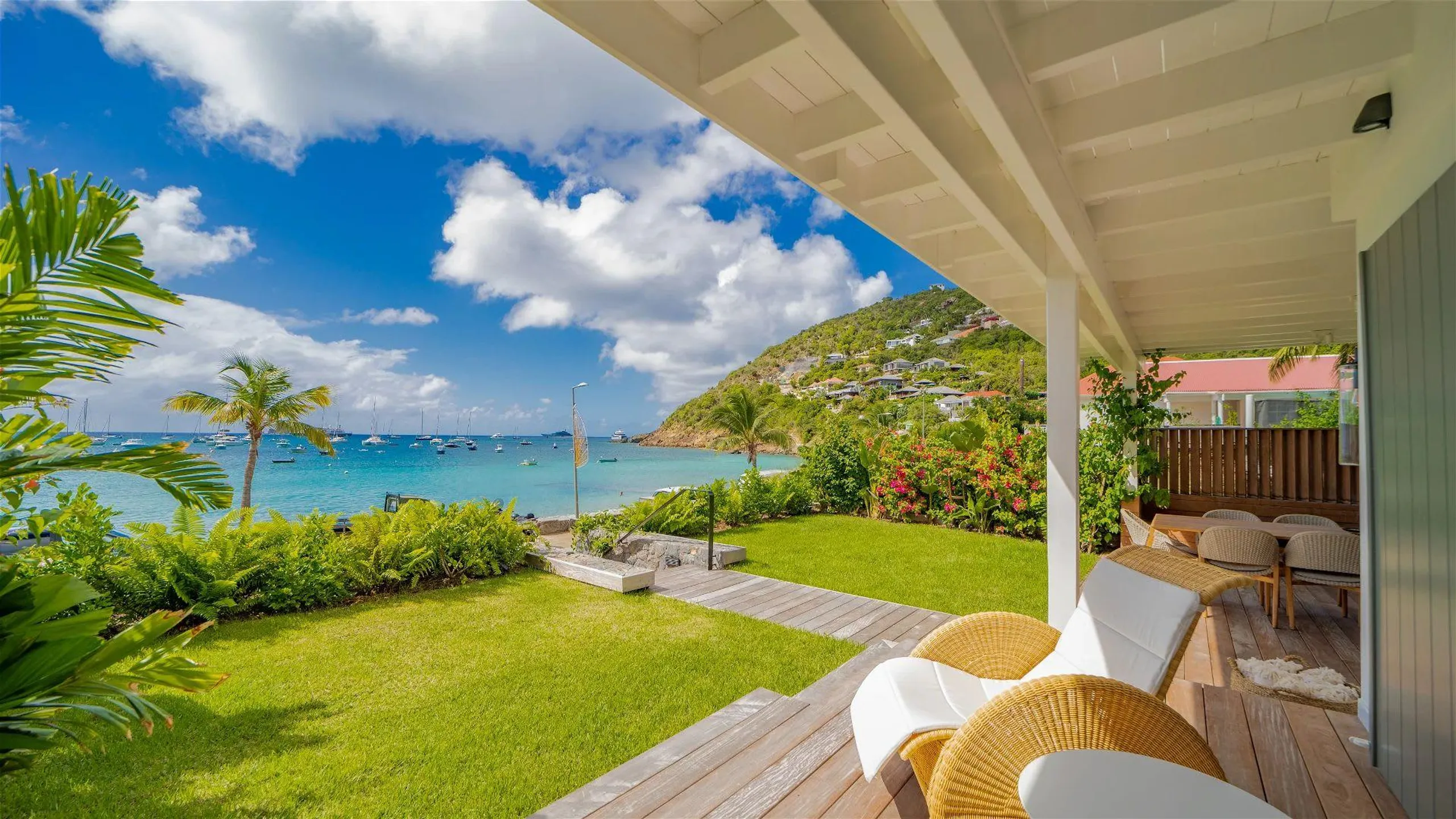 Spectacular Beachfront Villa with Pool — photograph 2
