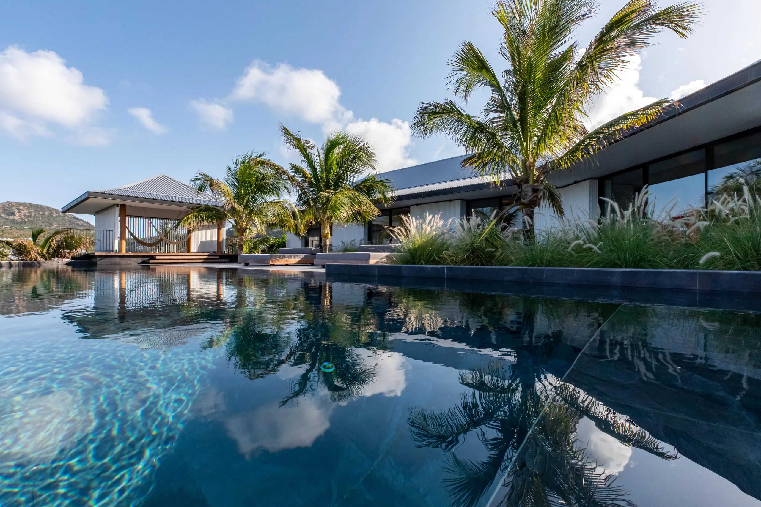 Sophisticated Oceanview Estate with Private Pool and Gourmet Kitchen — photograph 3