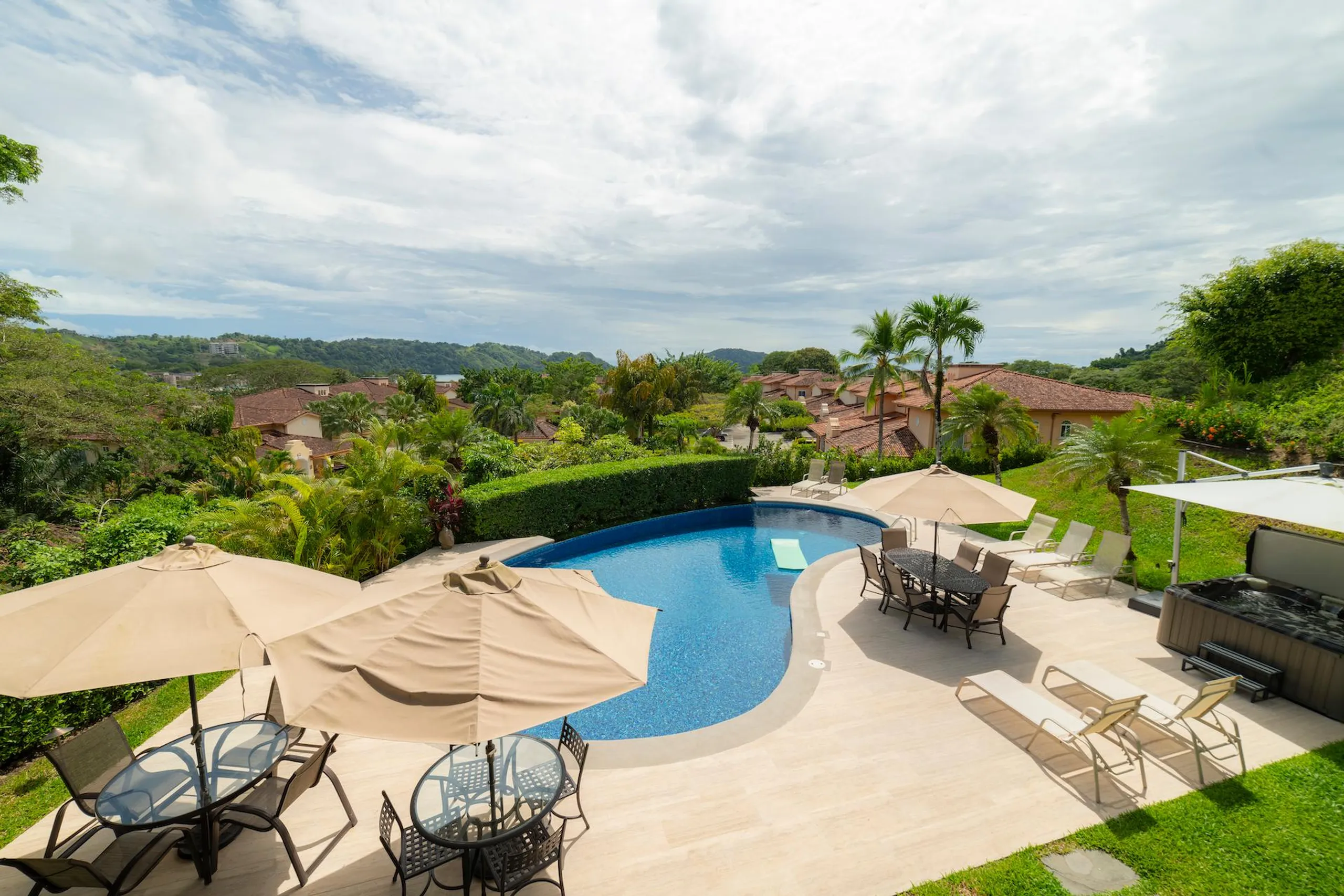 Tranquil Hillside Villa with Private Pool — photograph 2