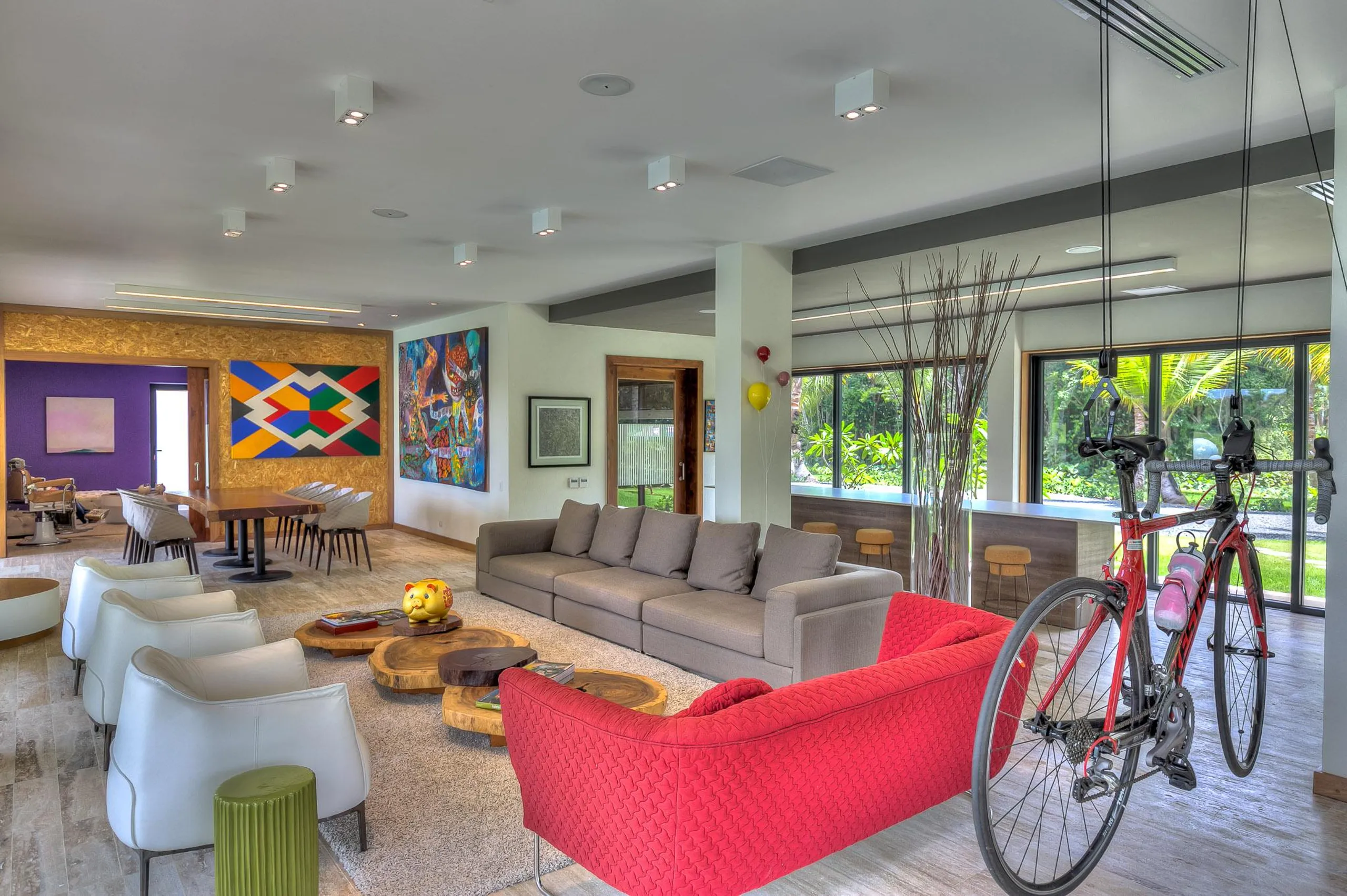 Chic Malibu-Inspired Villa with Private Pool, Bold Pop Art and Minimalist Decor — photograph 5