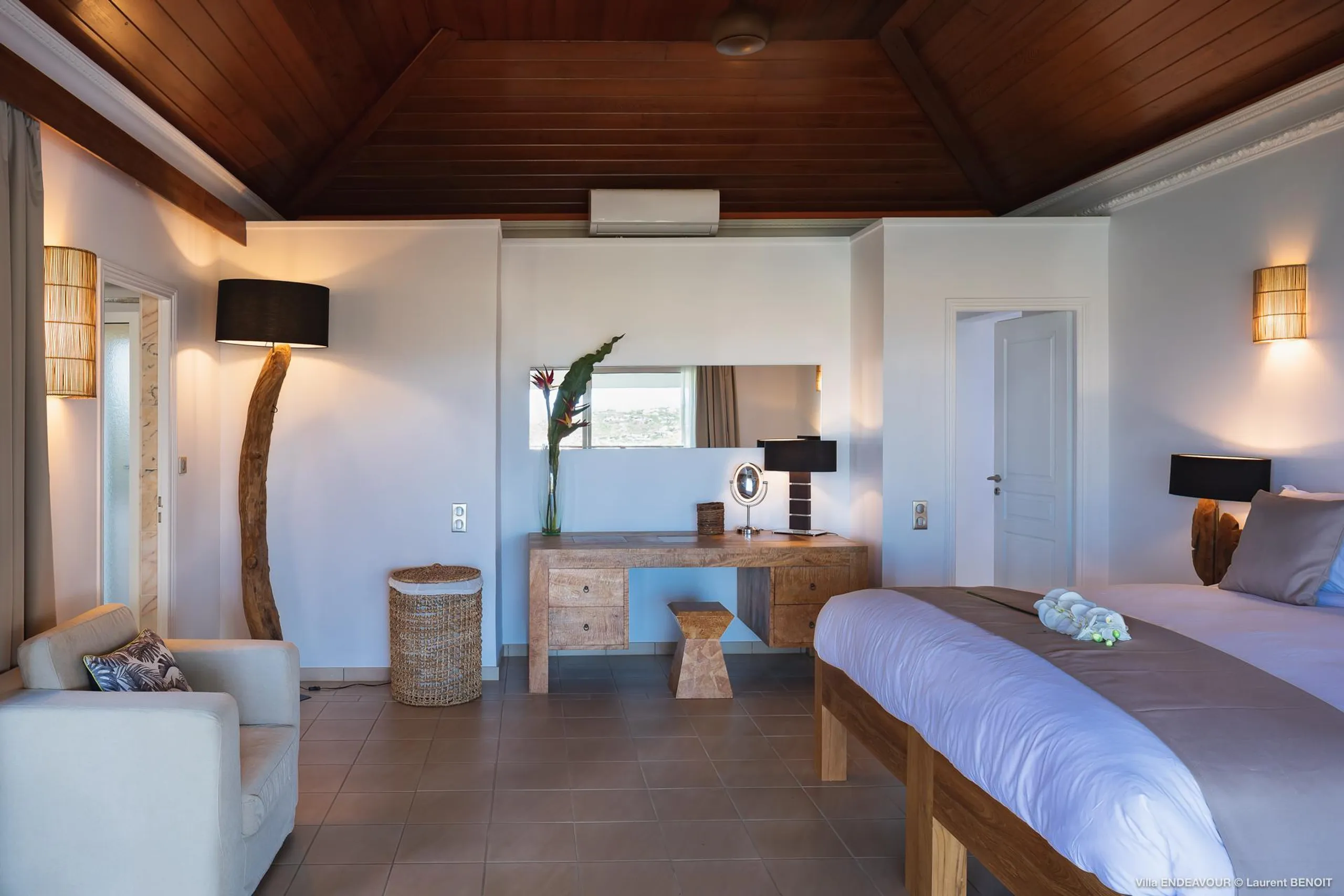 Stately Seaside Villa with Private Pool, Jacuzzi, and Fitness Room — photograph 11