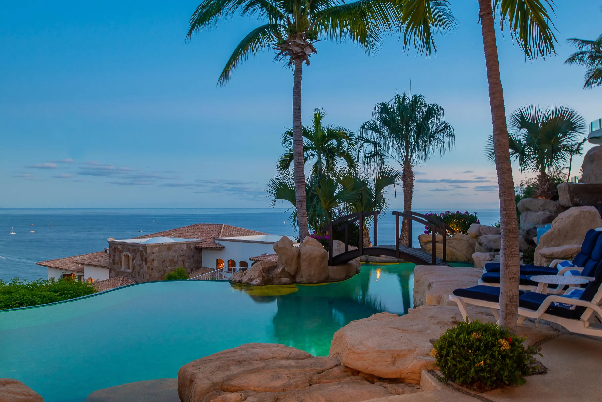Lush Tropical Luxury Pedregal Estate with Infinity Pool and Incredible Views — photograph 3
