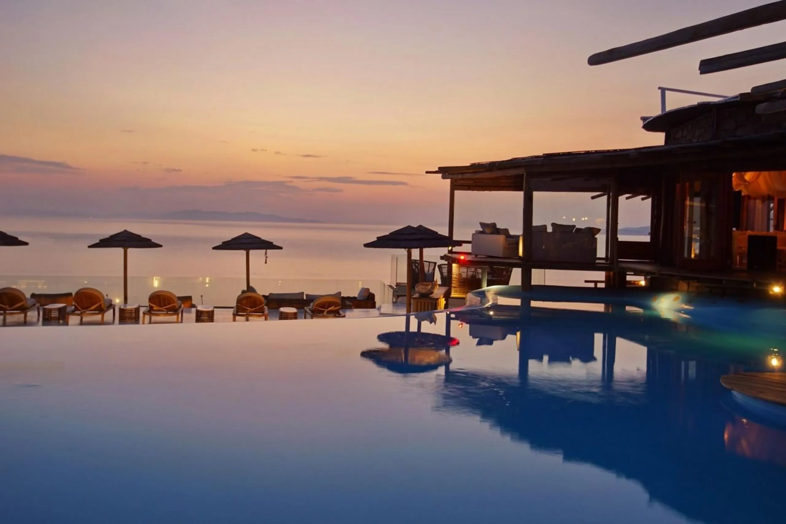 Luxurious Haven with Panoramic Views and Refreshing Pool — photograph 3