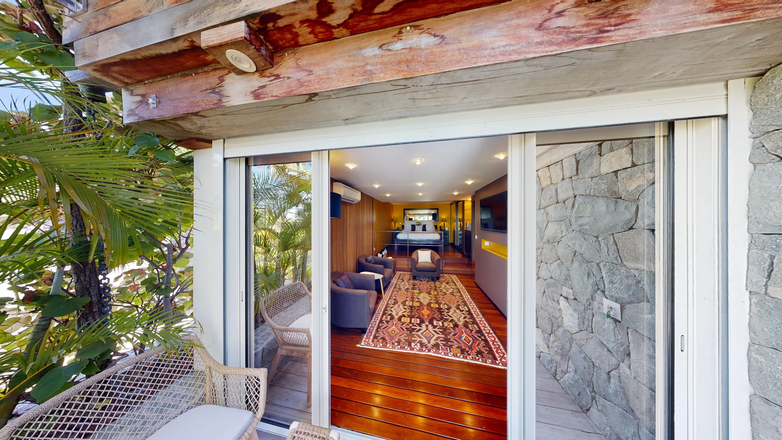Elegant Seaview Villa with Infinity Pool and Fitness Room — photograph 10