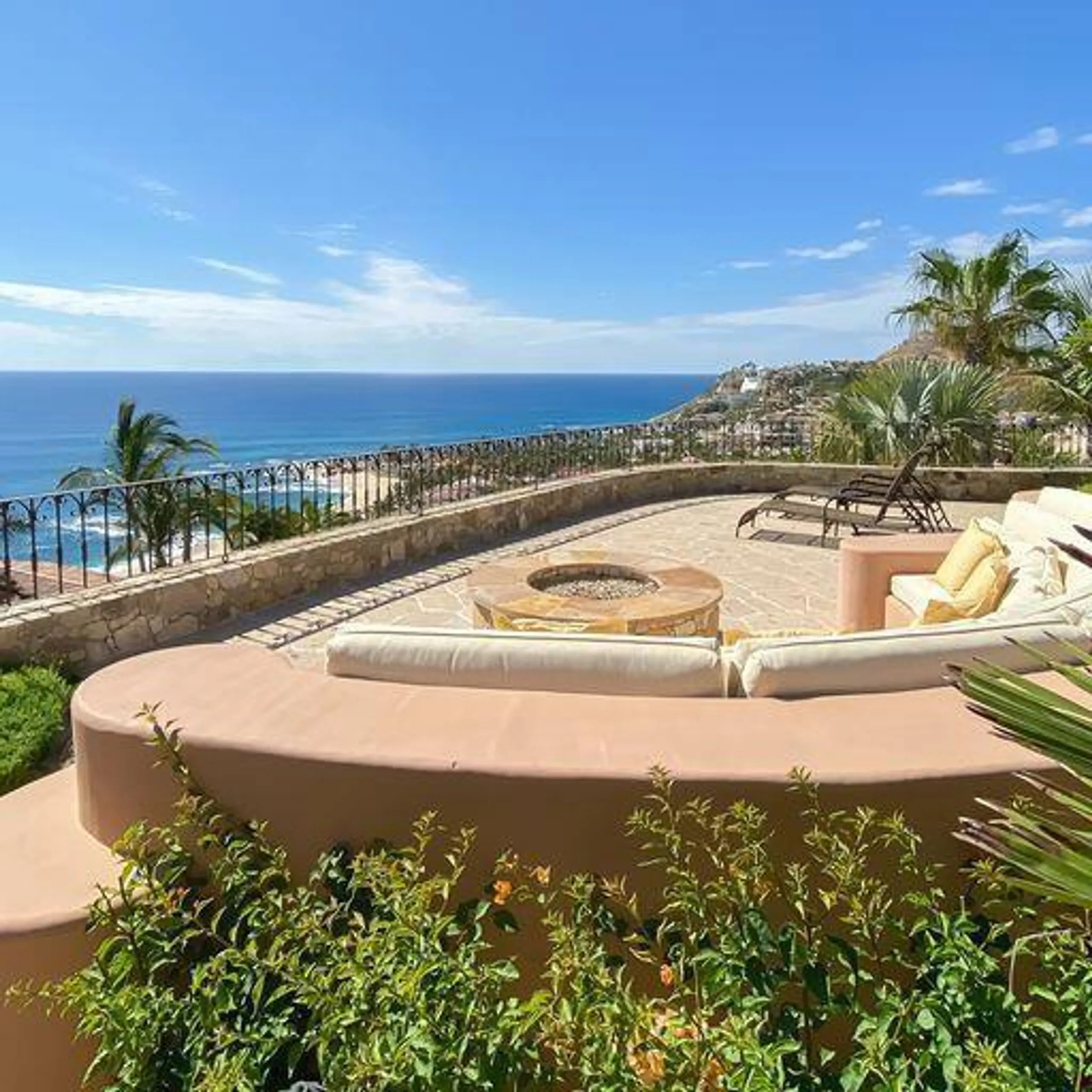 Elegant Palmilla Hacienda with Infinity Pool and Panoramic Views — photograph 11