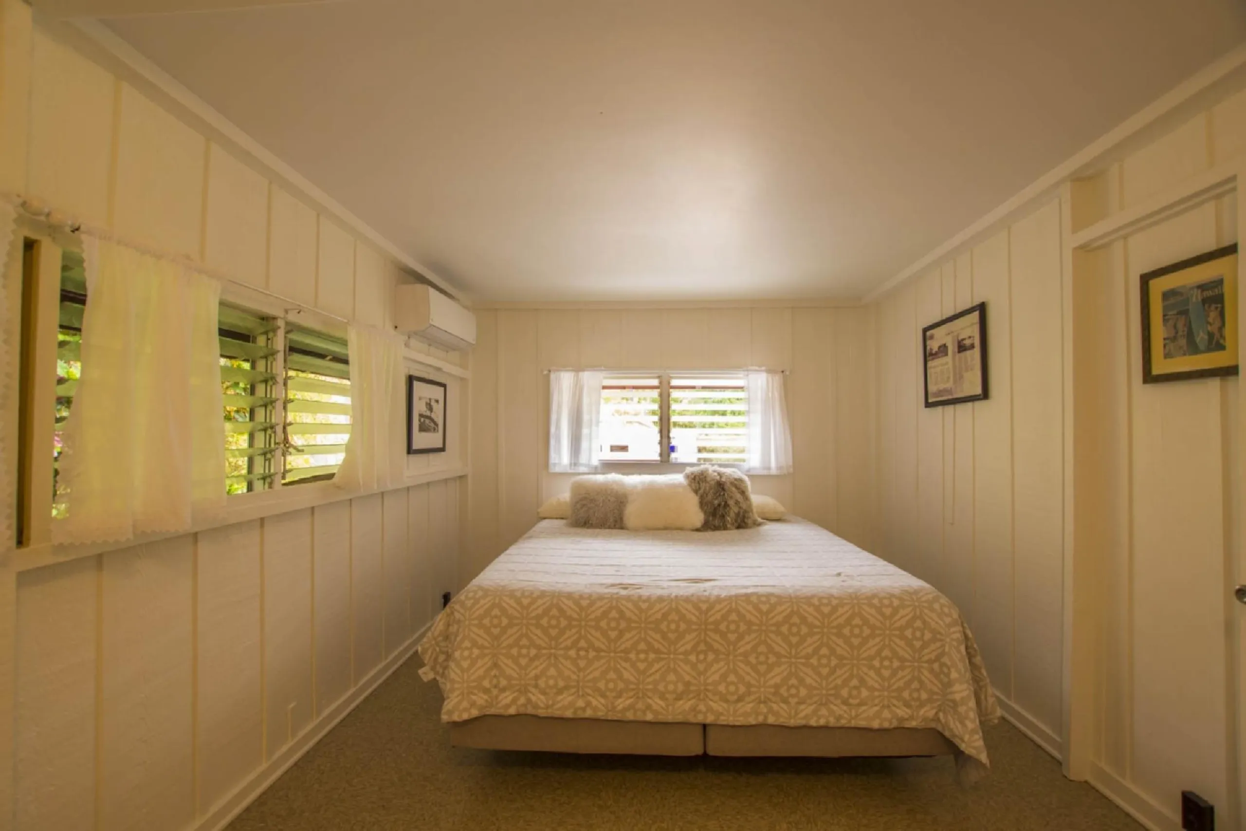 Gorgeous Bay Villa with Lush Garden Grounds with Sweeping Views of Hanalei Bay — photograph 12