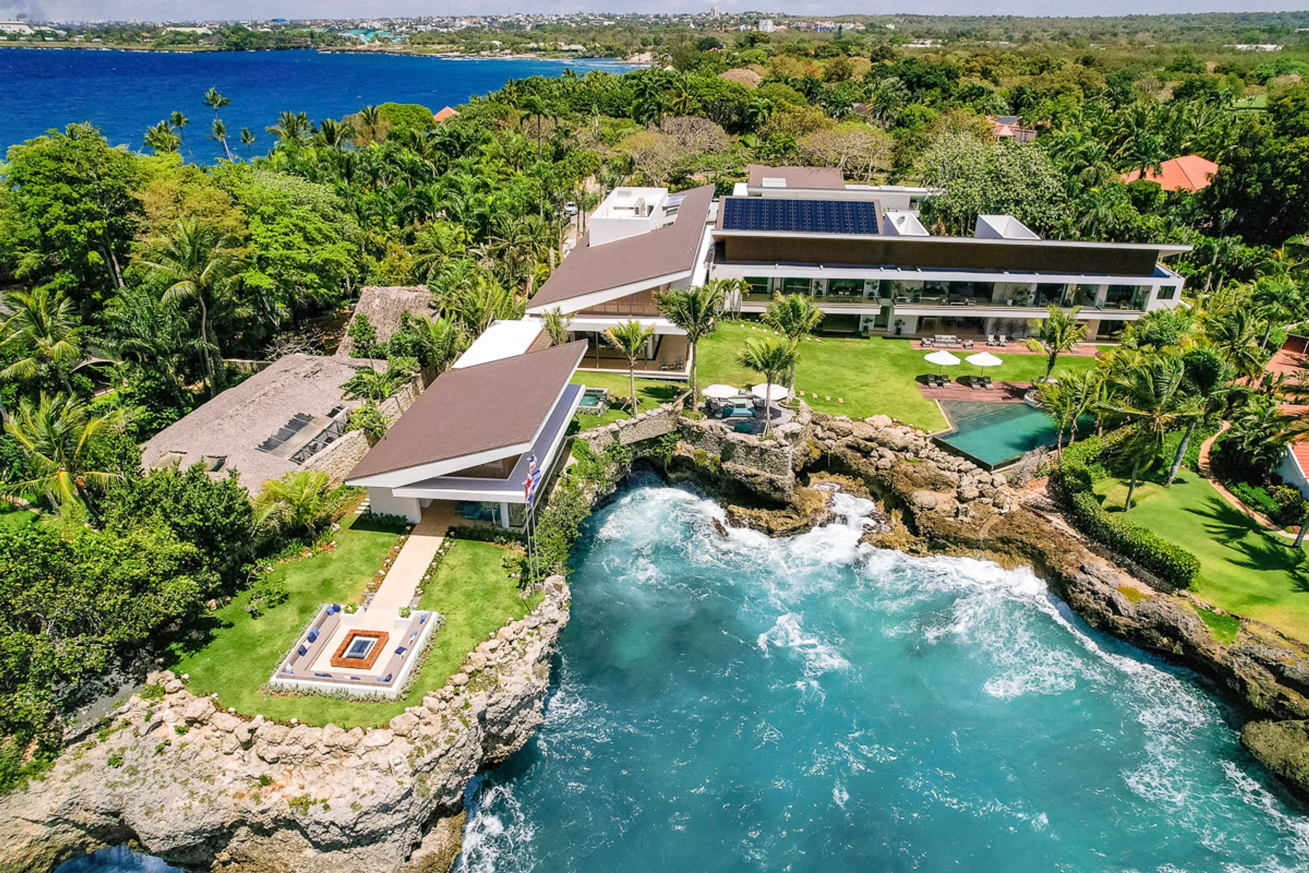 Gorgeous Oceanfront Villa with Private Pool and Stunning Views, La Romana