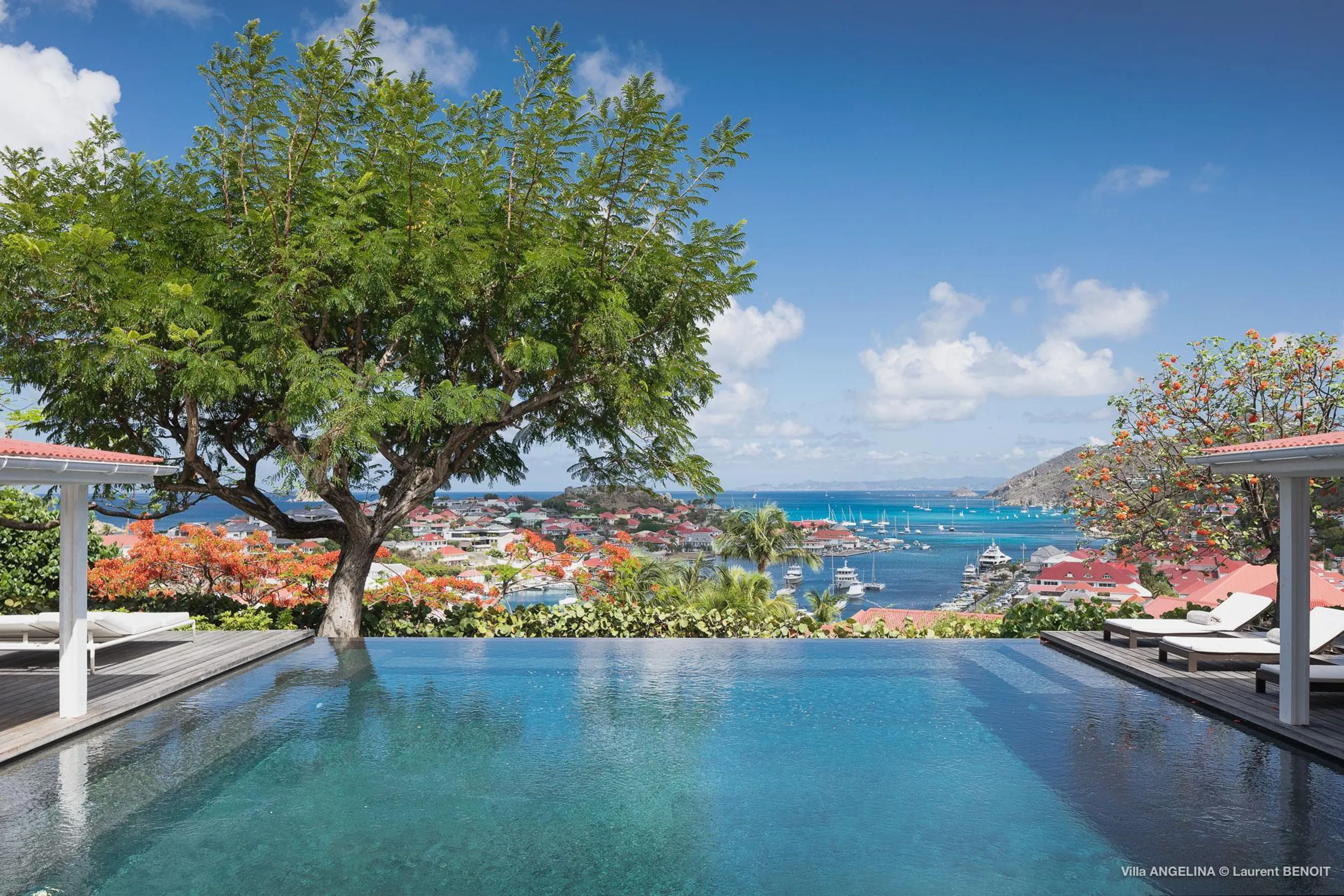 Elegant Seaview Retreat with Infinity Pool and Jacuzzi — photograph 3