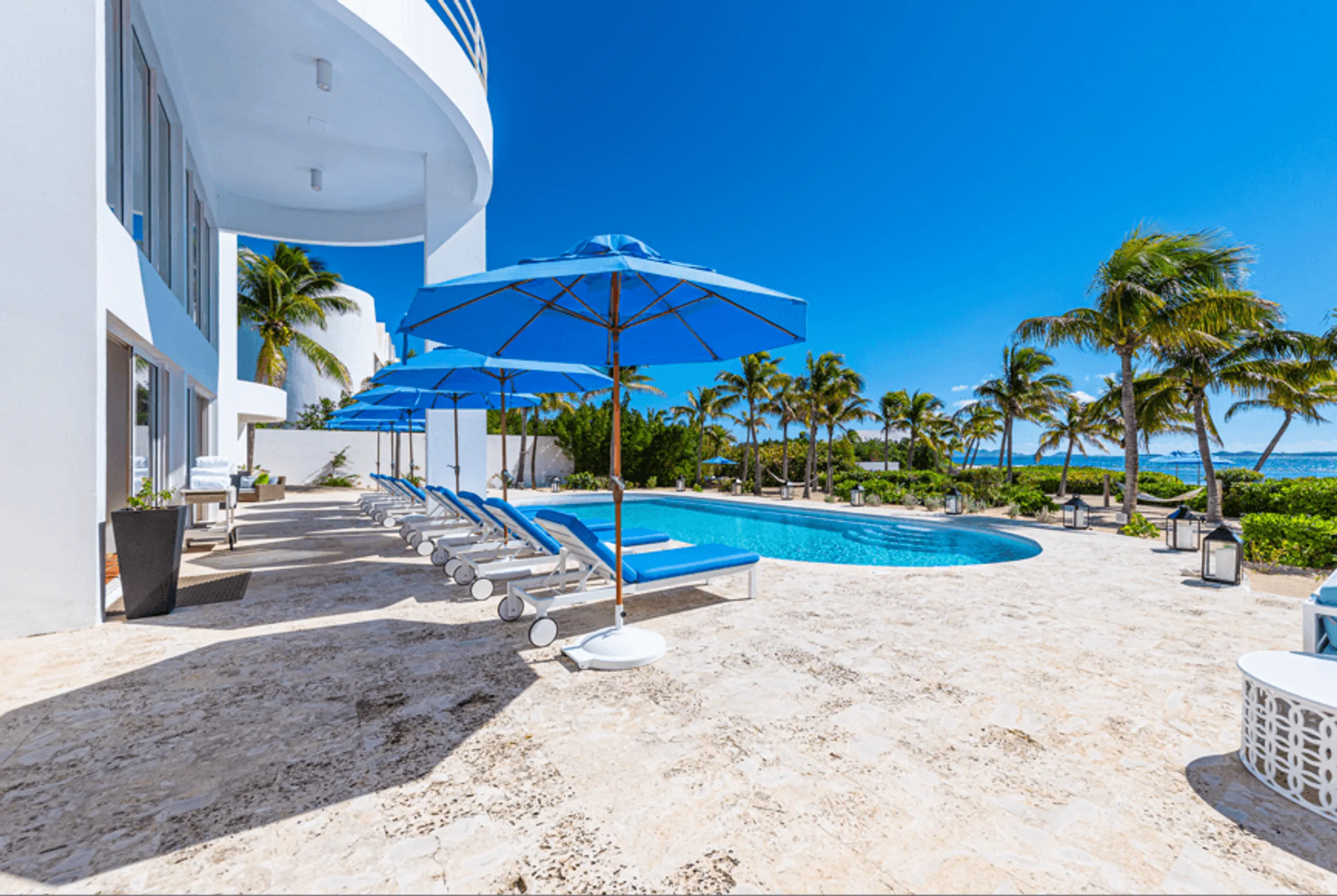 Long Bay Beach Grand Luxe Estate with Infinity Pool and Stunning Ocean Views — photograph 10