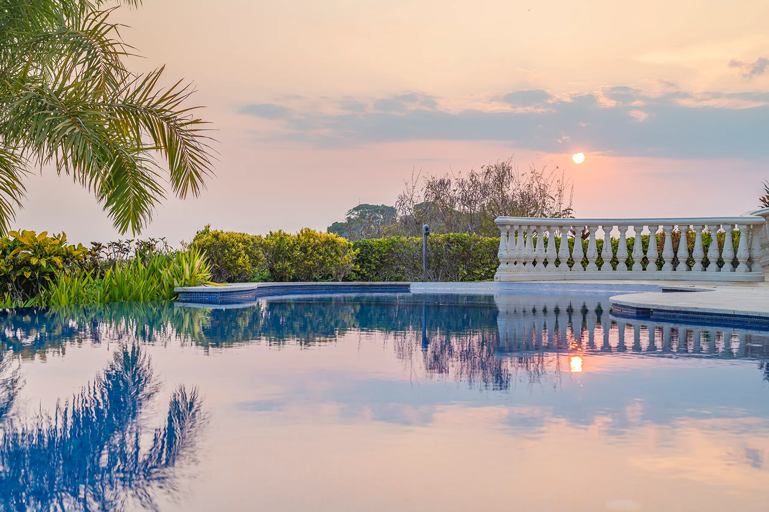 Lavish Villa with Infinity Pool, Hand-Painted Ceilings, and Beach Club Access — photograph 5