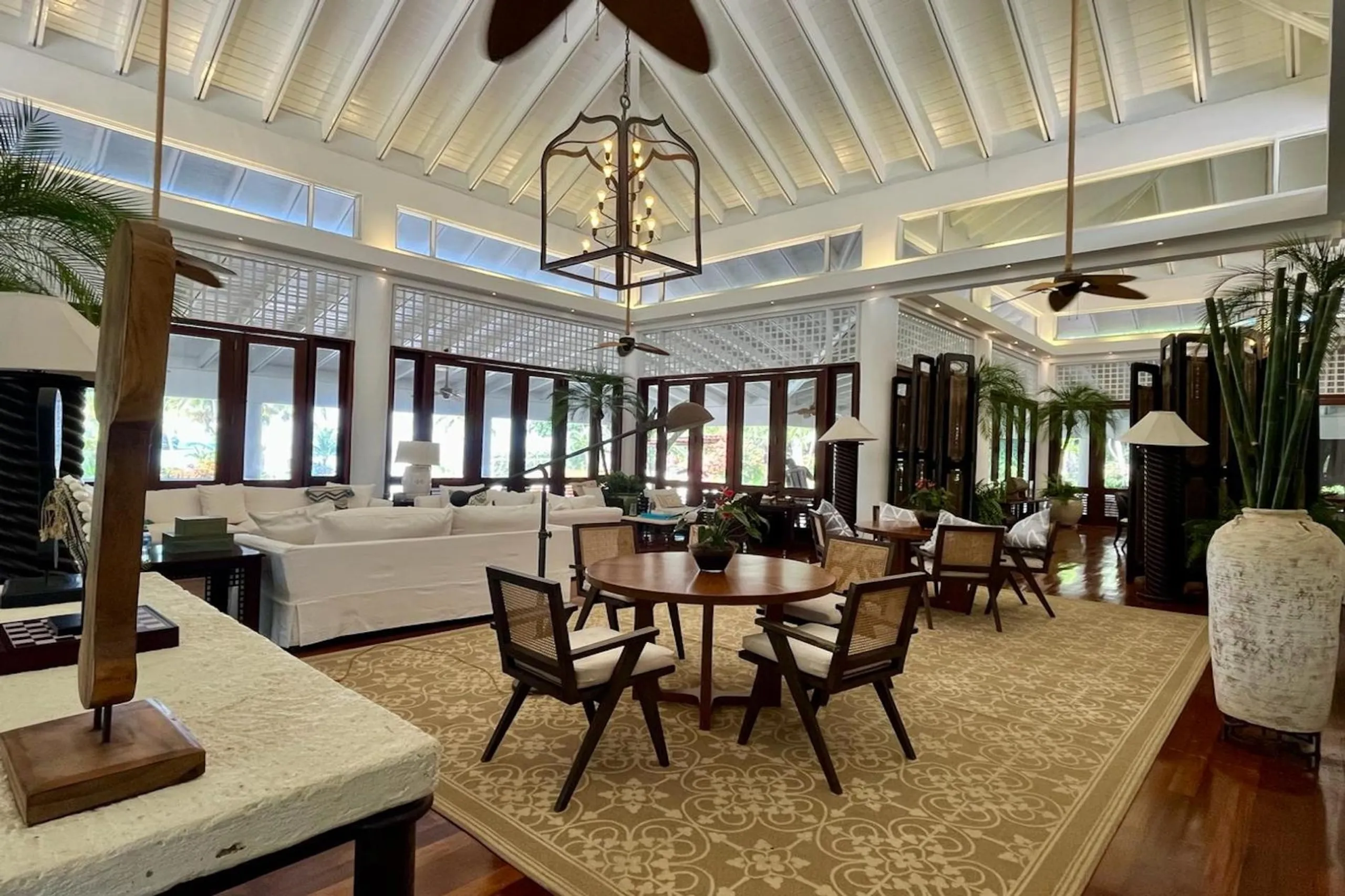 Caribbean Oceanfront Villa with Pool and Stunning Views — photograph 8