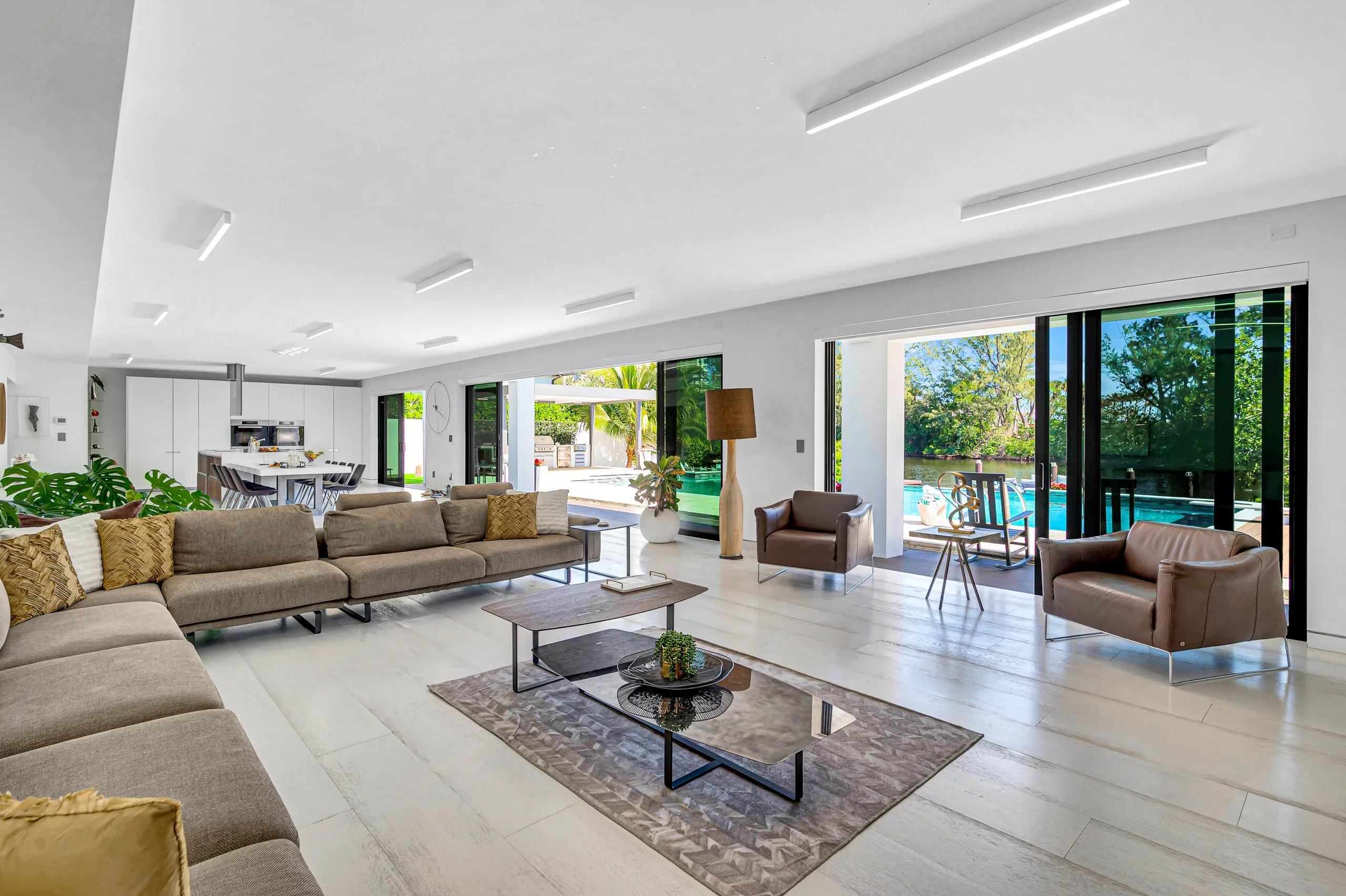 Waterfront Masterpiece Villa With Pool And Lake View — photograph 9