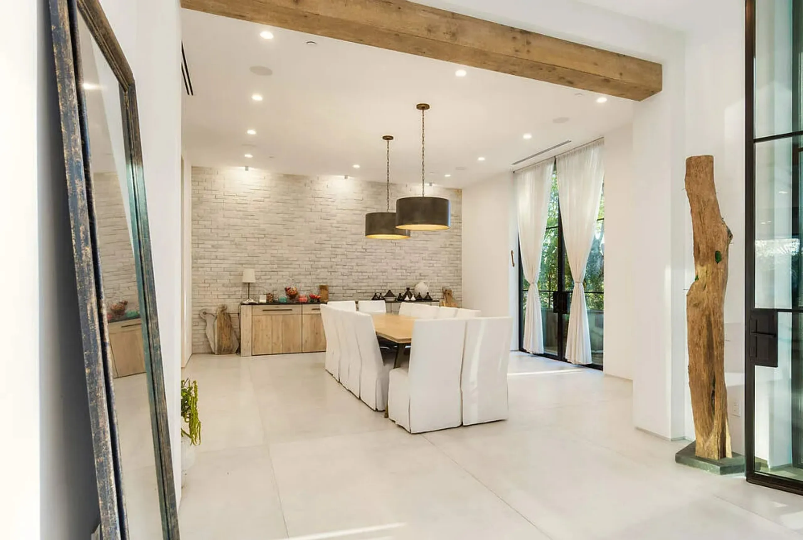 Charming Beverly Hills Estate with Invigorating Pool — photograph 8