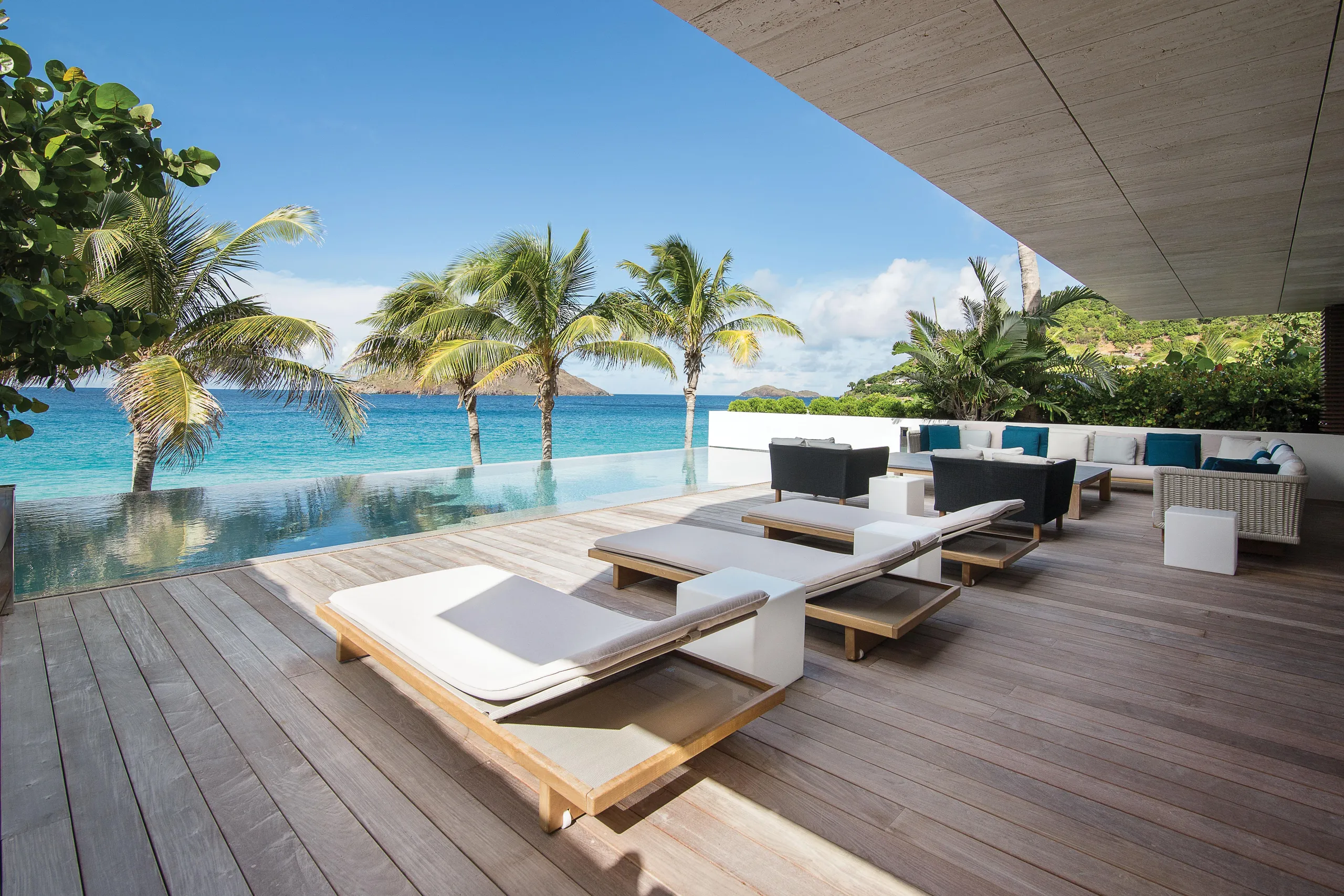 Brilliant Beachfront Villa with Infinity Pool and Home Cinema, Flamands Beach