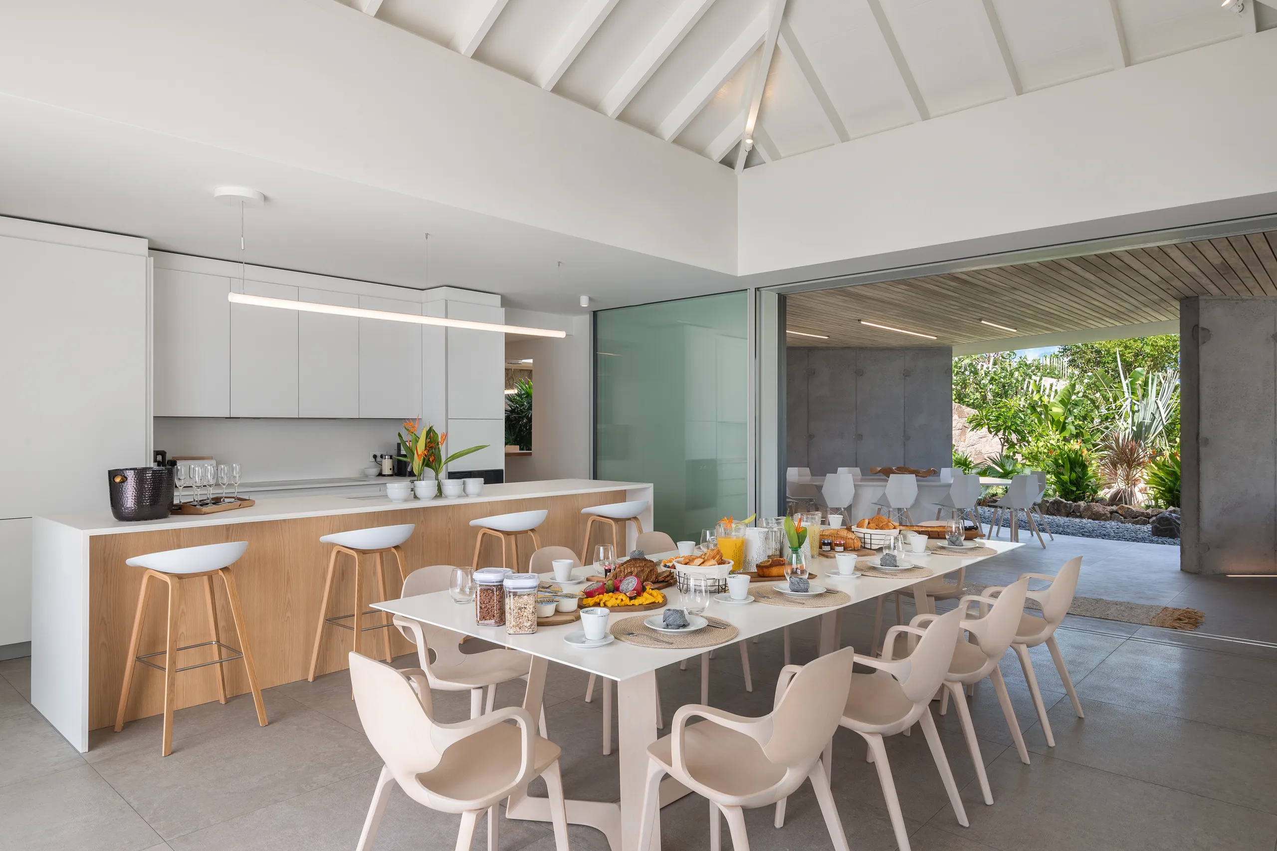 Contemporary 4-Bedroom Villa with Heated Pool & Sea Panorama — photograph 12