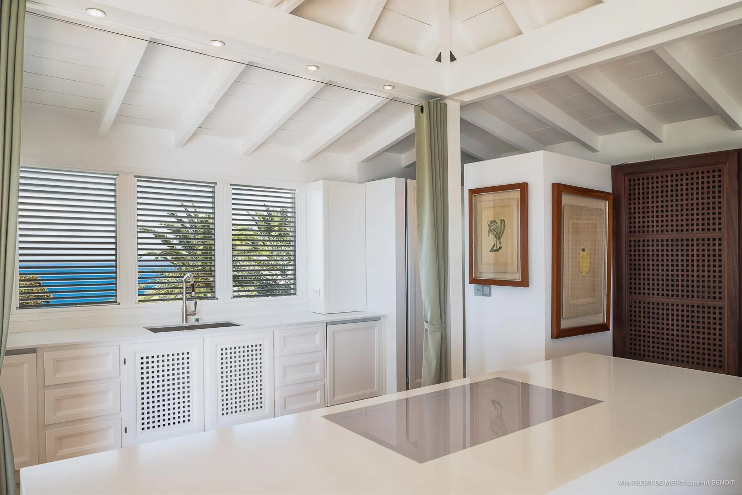 Stunning Oceanside Estate with Infinity Pool and Incredible Views — photograph 8