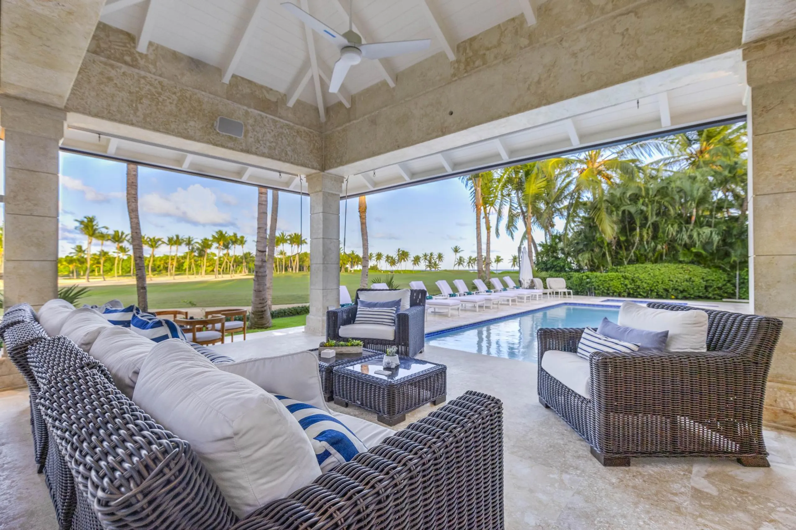 Serene Villa with Private Pool and Golf Course Views — photograph 5
