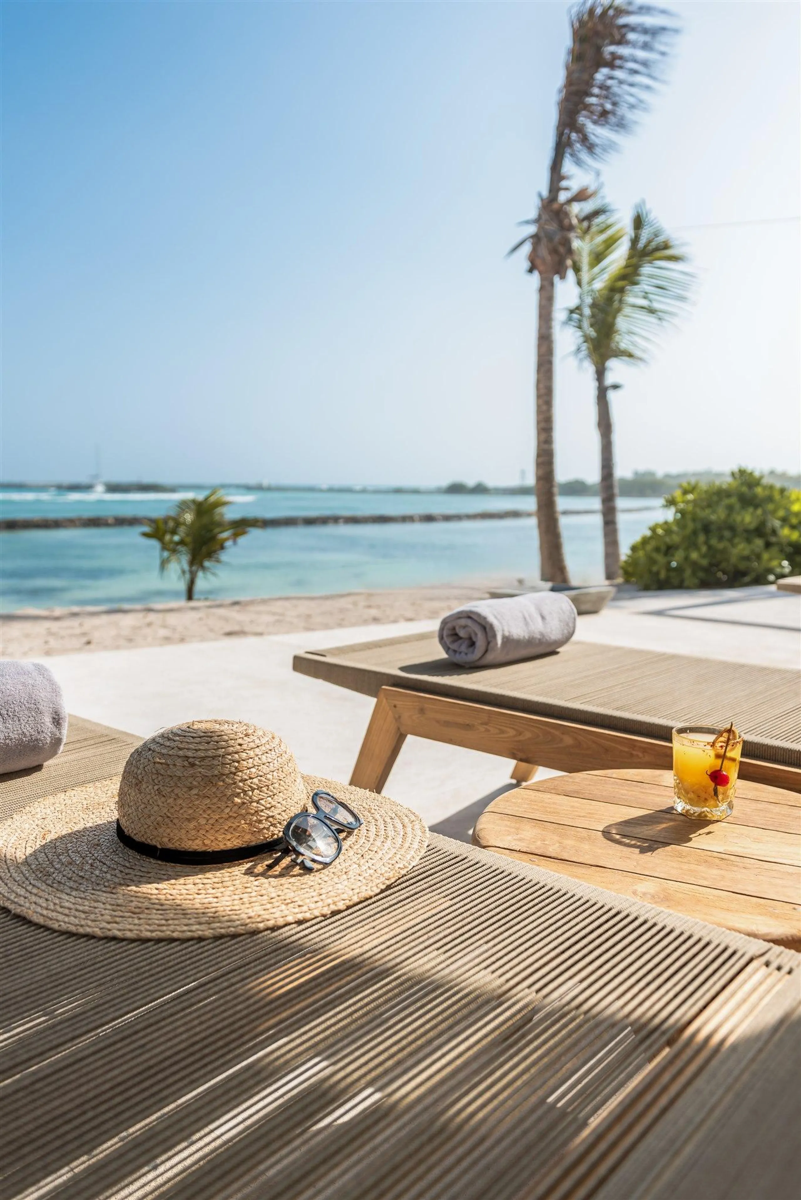 Sumptuous 12-Suite Villa with Private Pool, Bar, and Oceanfront Views — photograph 2