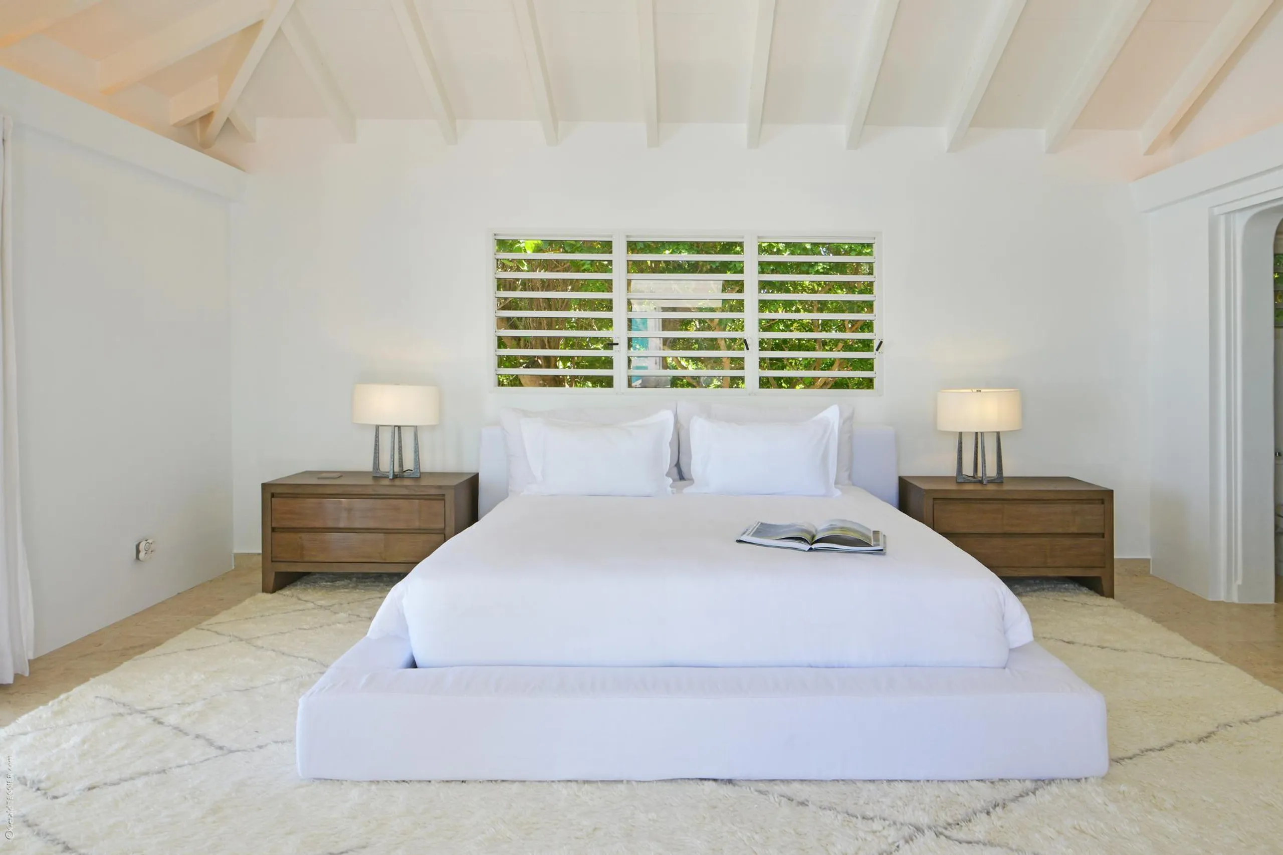Elegant Paradise Estate with Private Pool and Walks to Beach — photograph 11