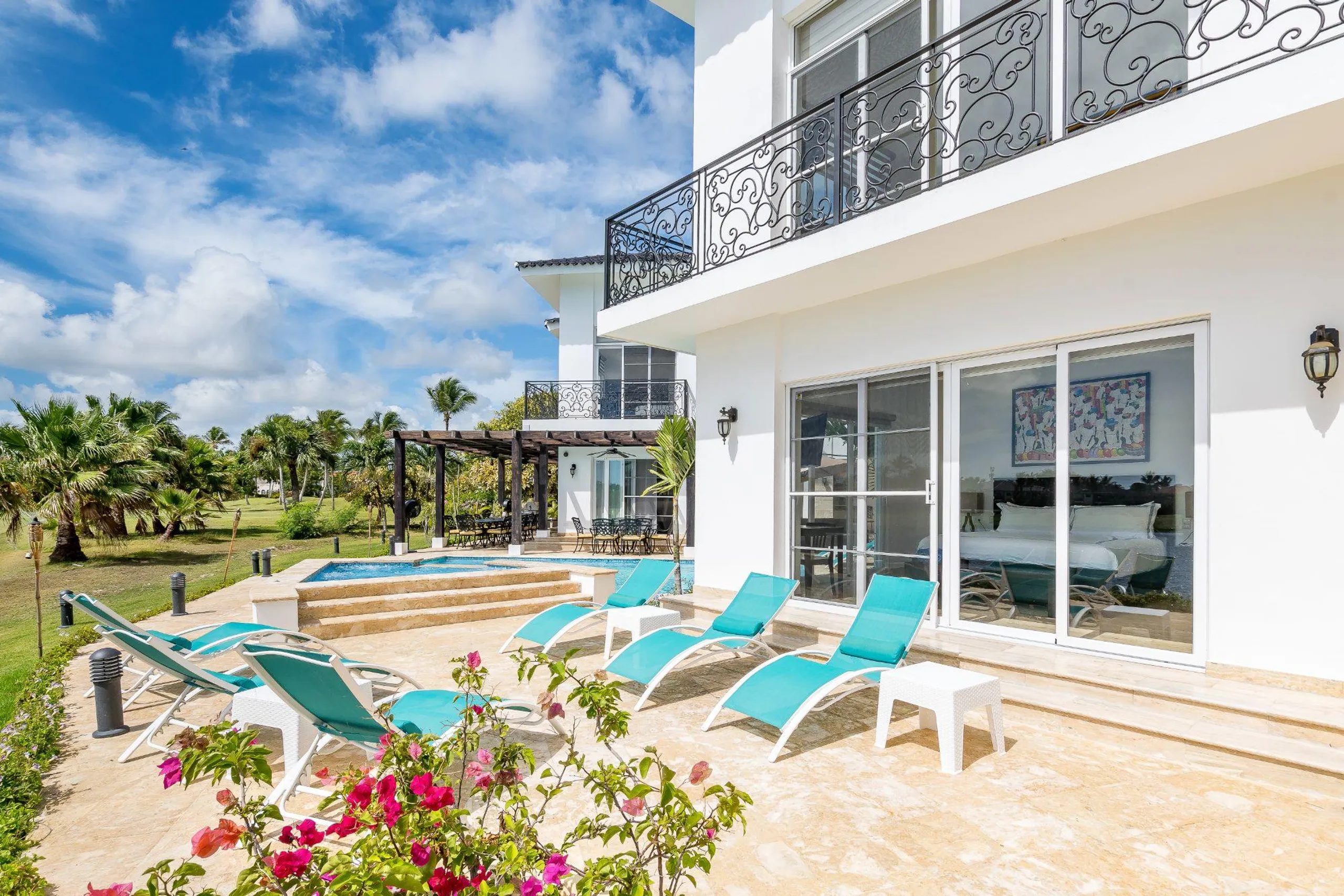 Majestic State of the Art Villa with Private Heated Pool, Jacuzzi and Lake Views — photograph 6
