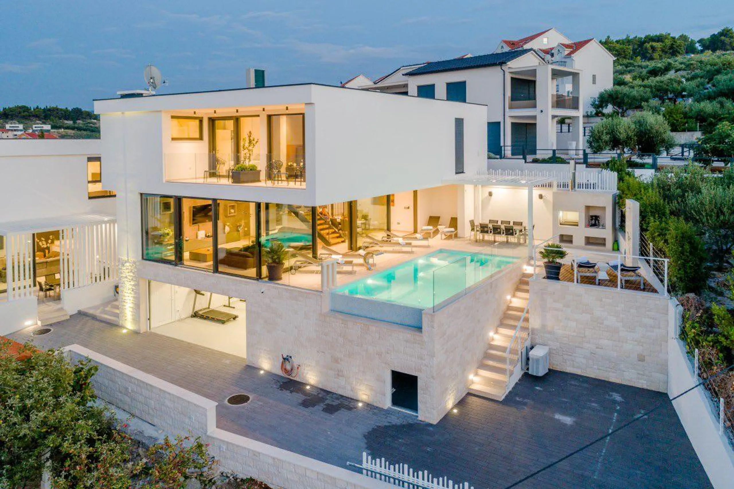 Luxurious Solid Villa with Unique Infinity Pool and Sutivan Sea Views, Sutivan