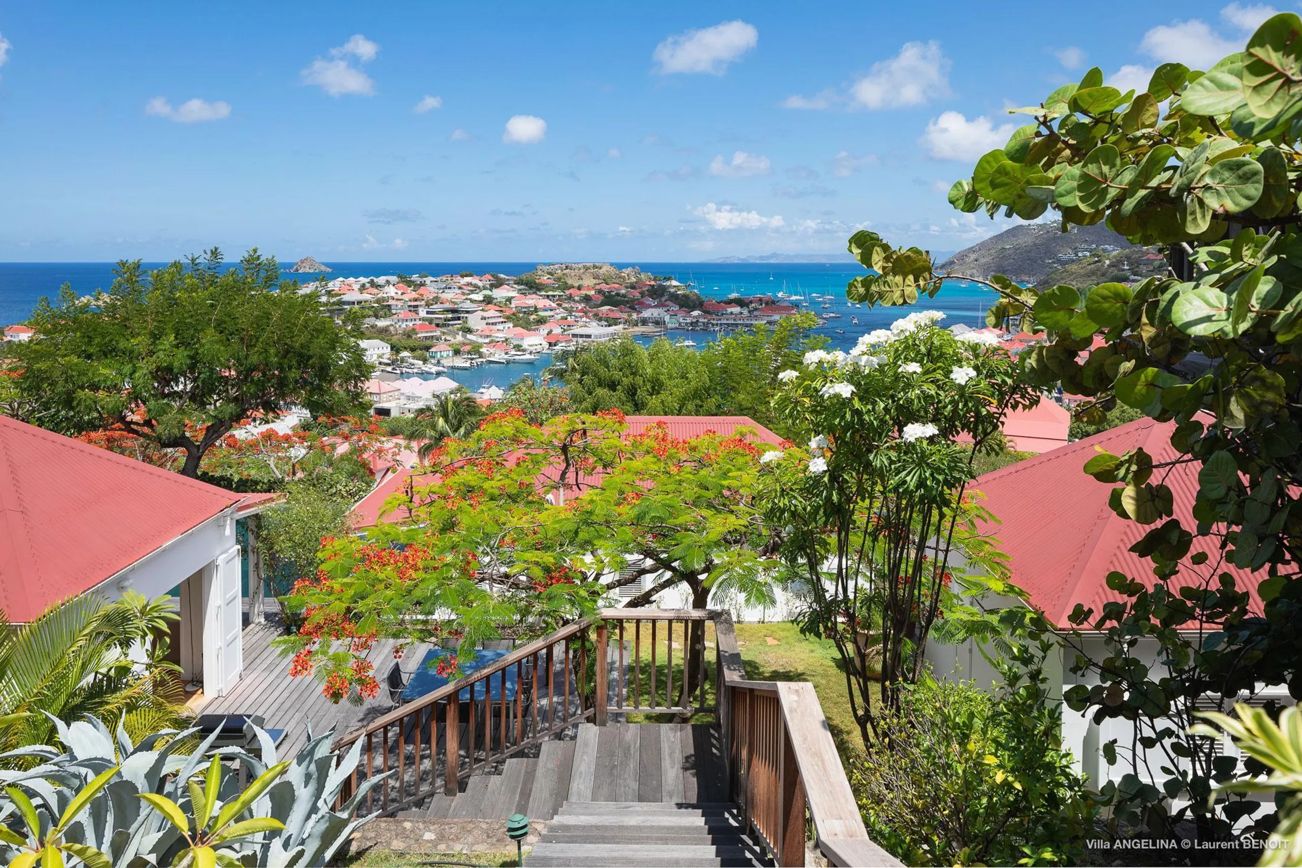 Elegant Seaview Retreat with Infinity Pool and Jacuzzi — photograph 6