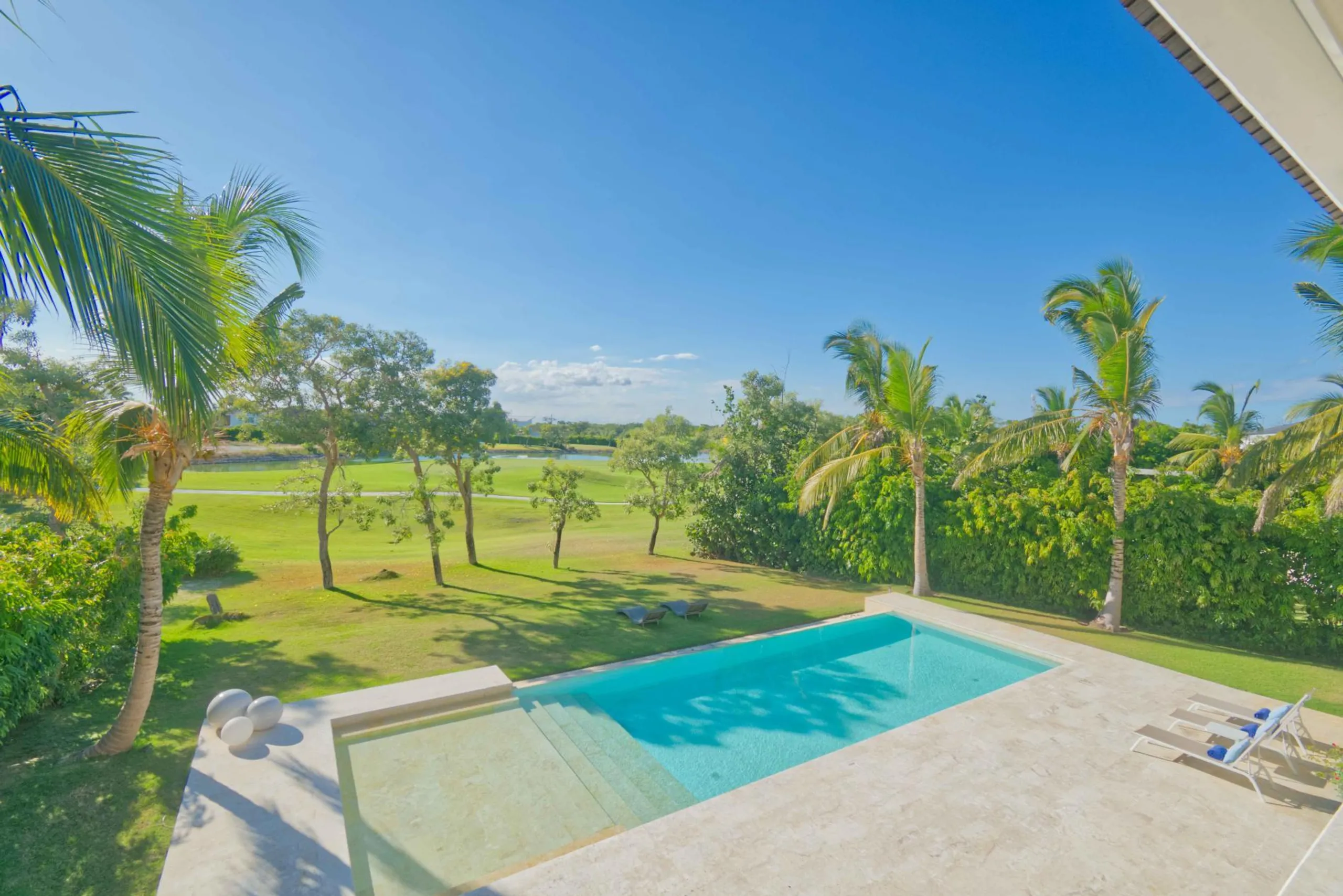 Inspiring Punta Cana Estate with Invigorating Pool and Stunning Lake Views — photograph 4
