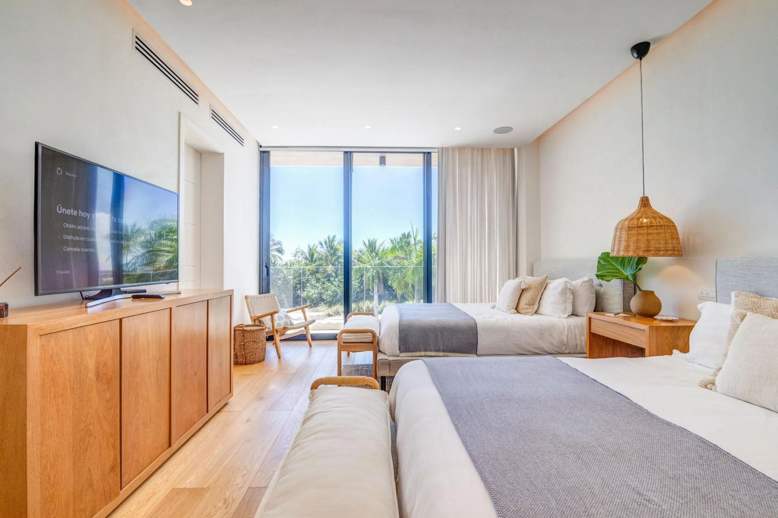 Plush and Inviting Oceanfront Villa with Two Private Pools — photograph 11