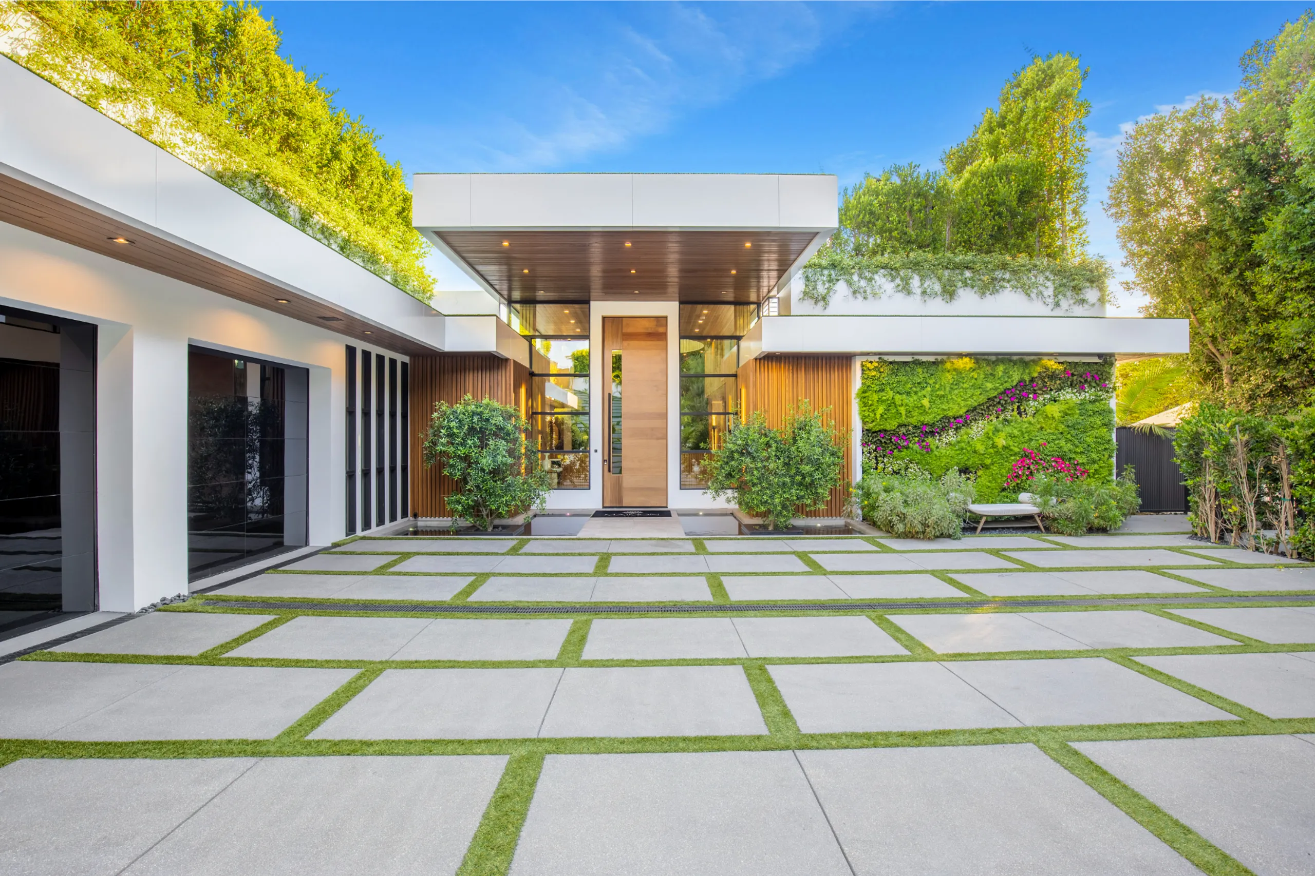 Prestigious Bel-Air Villa with Spa, Theater, & Seamless Indoor/Outdoor Spaces — photograph 9