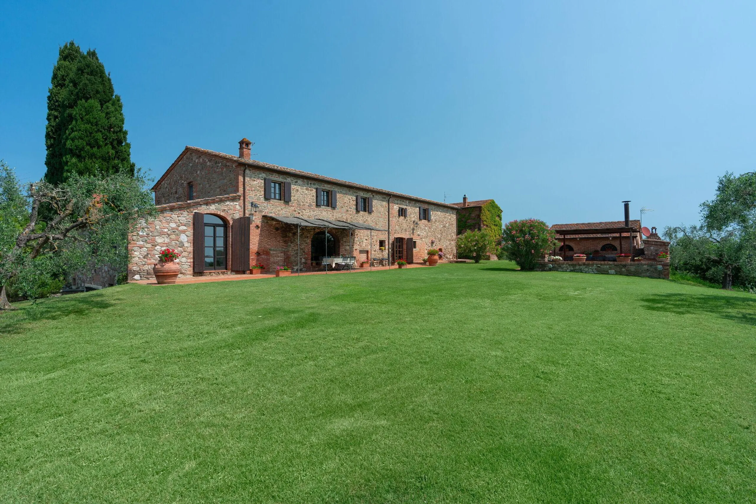 Superb Tuscan Estate with private Pool and Vineyard Views — photograph 7