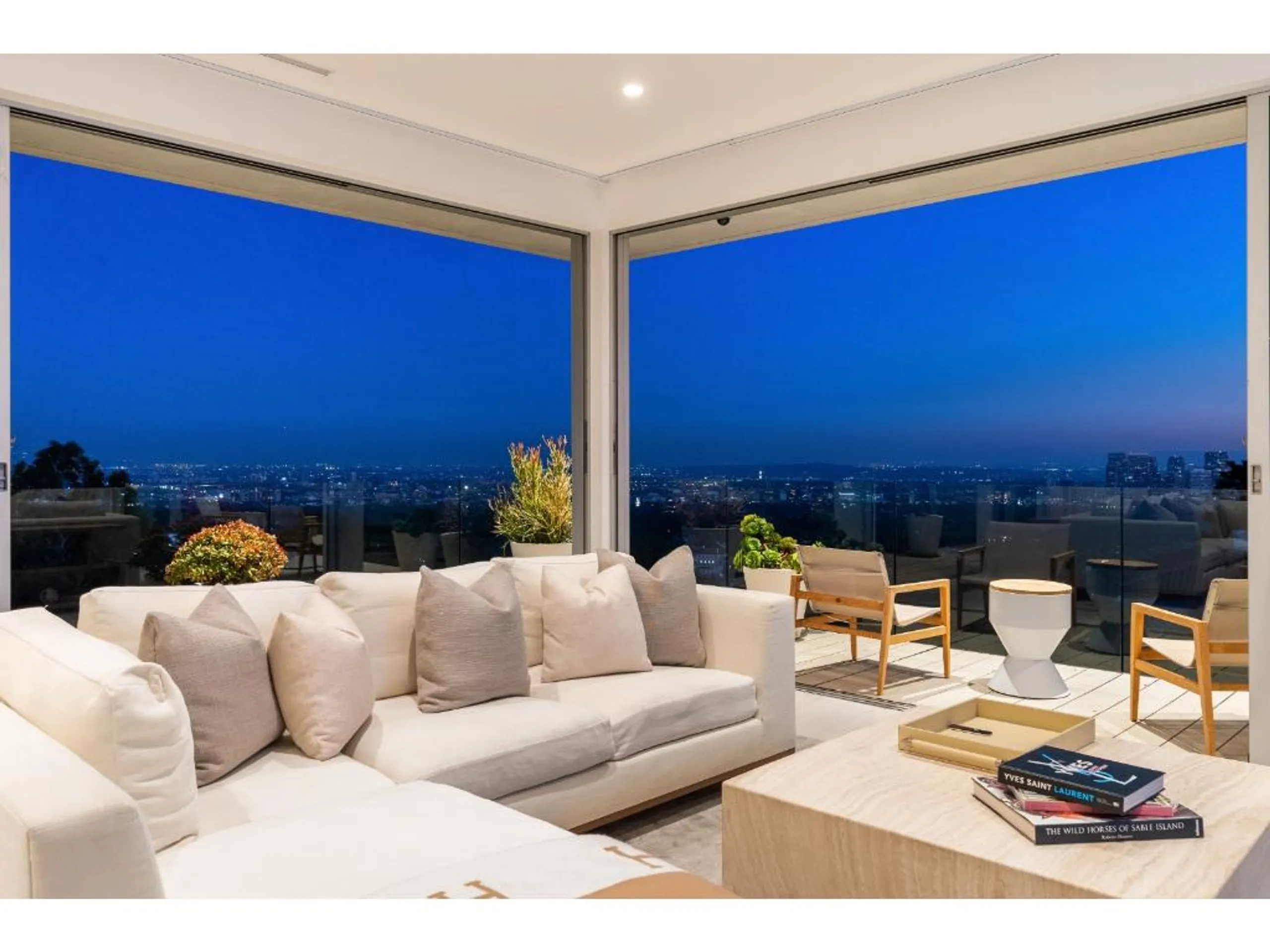 Glamorous Beverly Grove Villa with Invigorating Pool — photograph 10