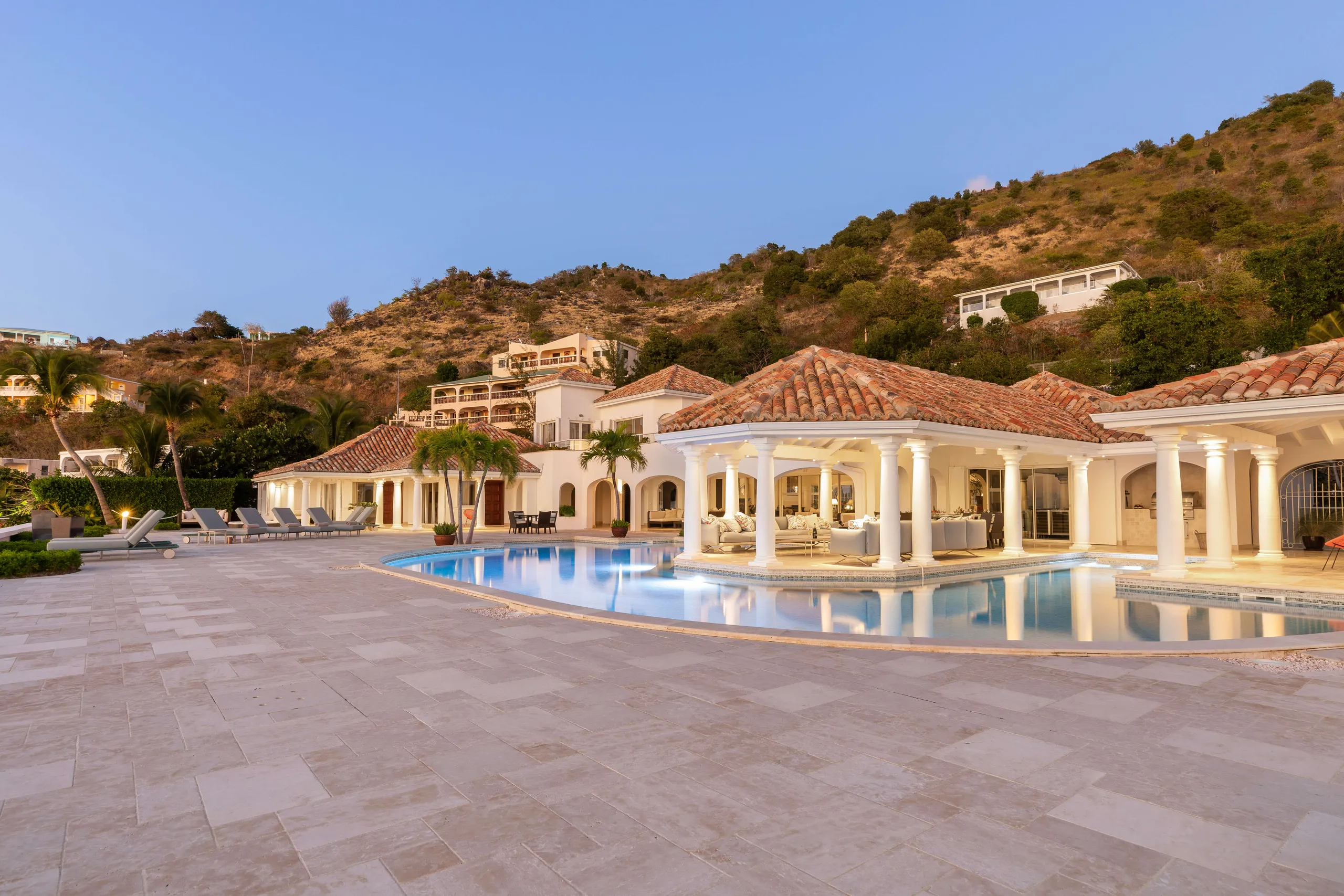 Seafront Luxury Villa in Grand Case with Pool, Jacuzzi & Private Studio, Grand Case