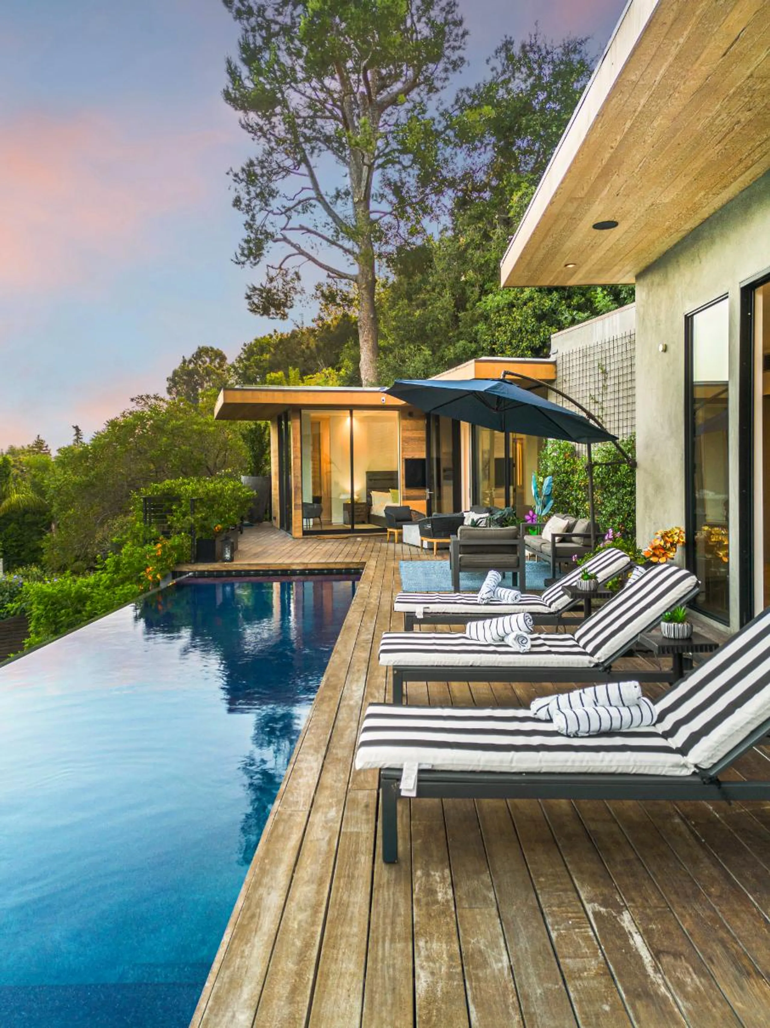 Gorgeous Beverly Hillside Retreat with Infinity Pool and Views — photograph 2